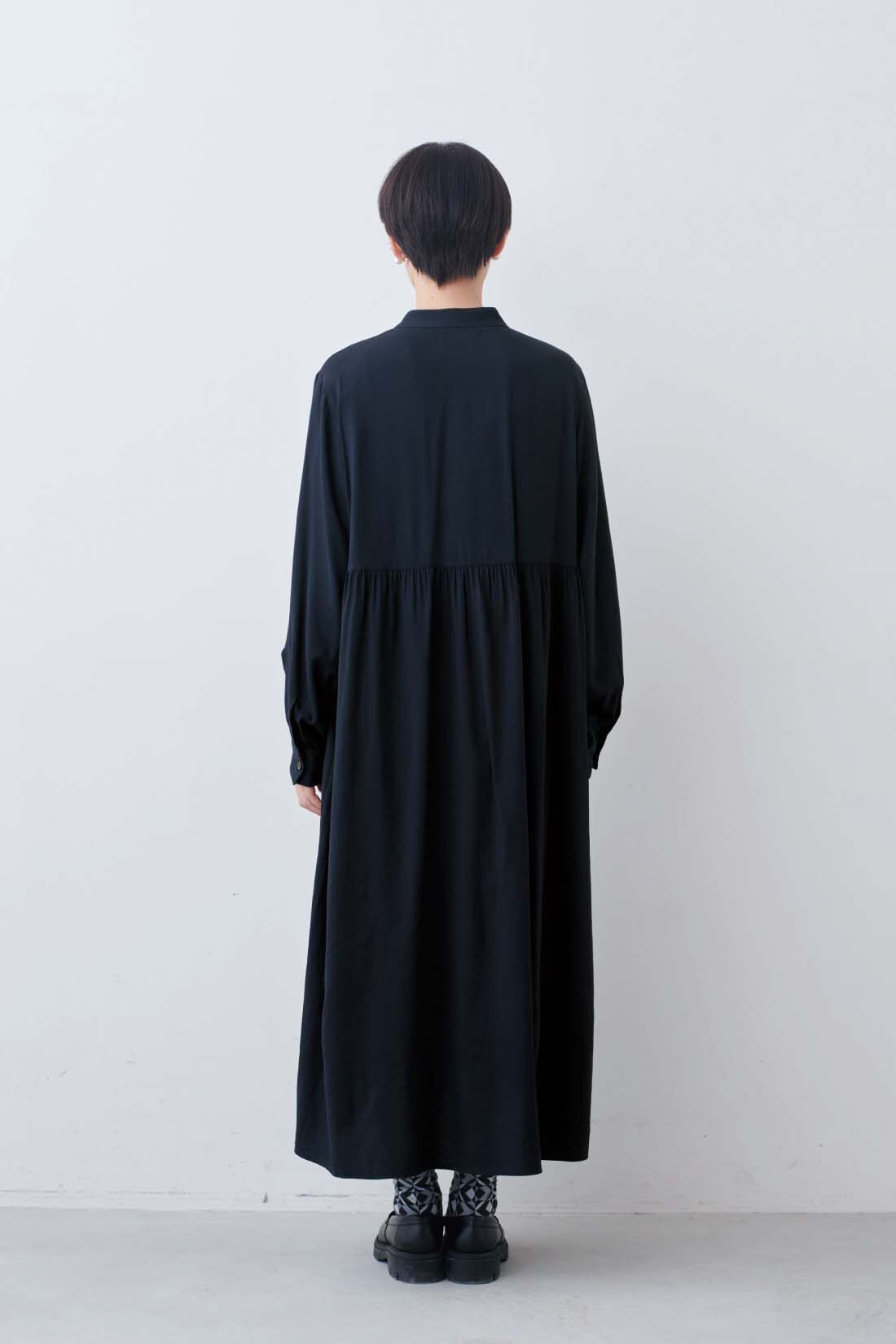 THREE FIFTY STANDARD|THREE FIFTY STANDARD　ピンタックのワンピース 〈ネイビー〉|モデル身長：163cm　着用サイズ：M