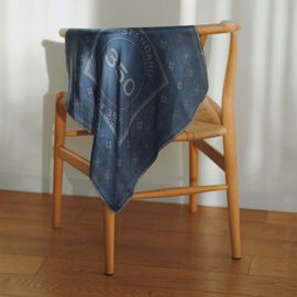 THREE FIFTY STANDARD | ヴィンテージのようなシルクスカーフ〈ネイビー〉