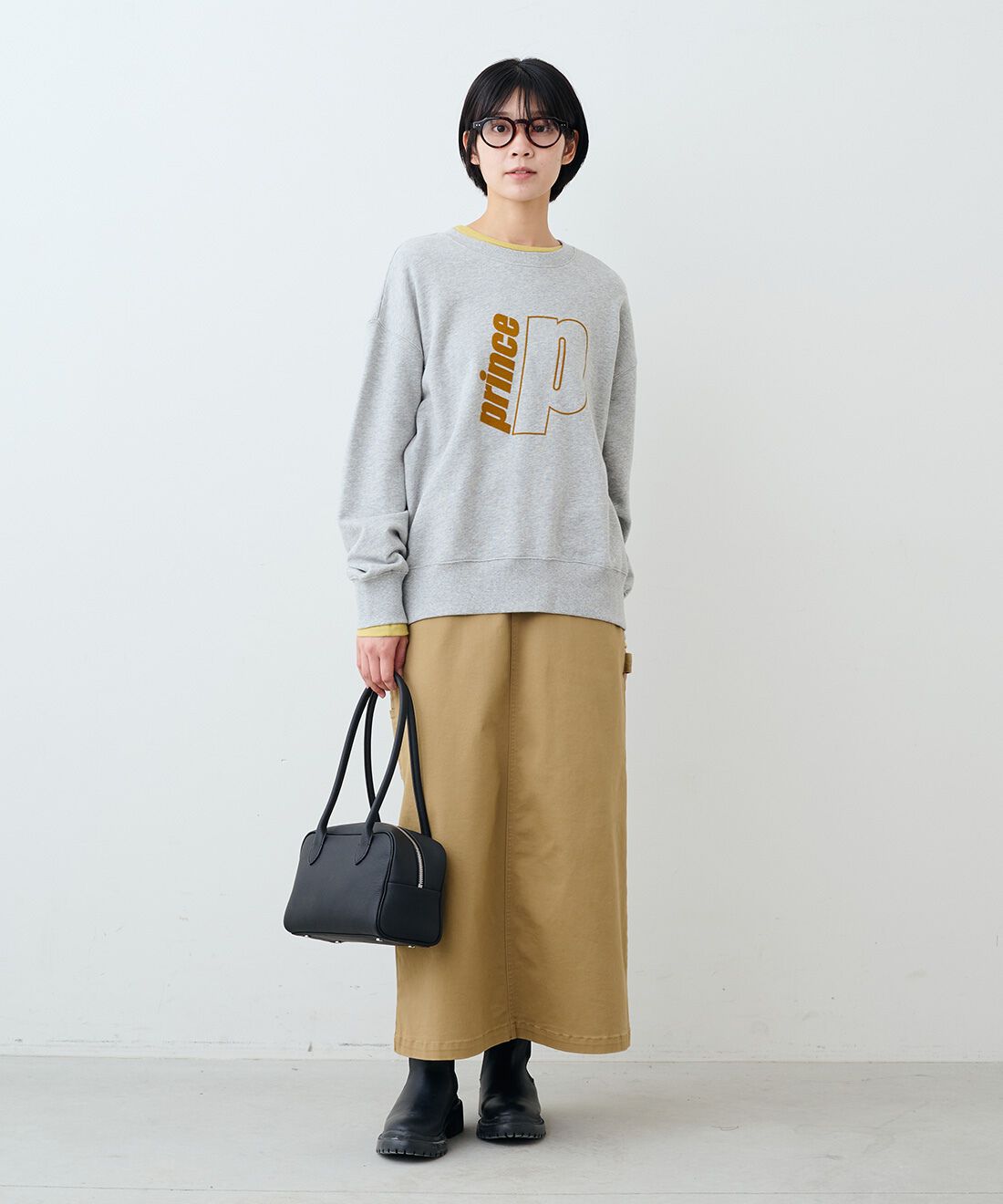 THREE FIFTY STANDARD|クルーネックスウェットトップスＧＹ　ＴＦＳとシアーなカットソートップスの会とレザーのワイドボストンバッグＢＫ　ＴＦＳのコーディネート|モデル身長：163cm 着用サイズ：M
