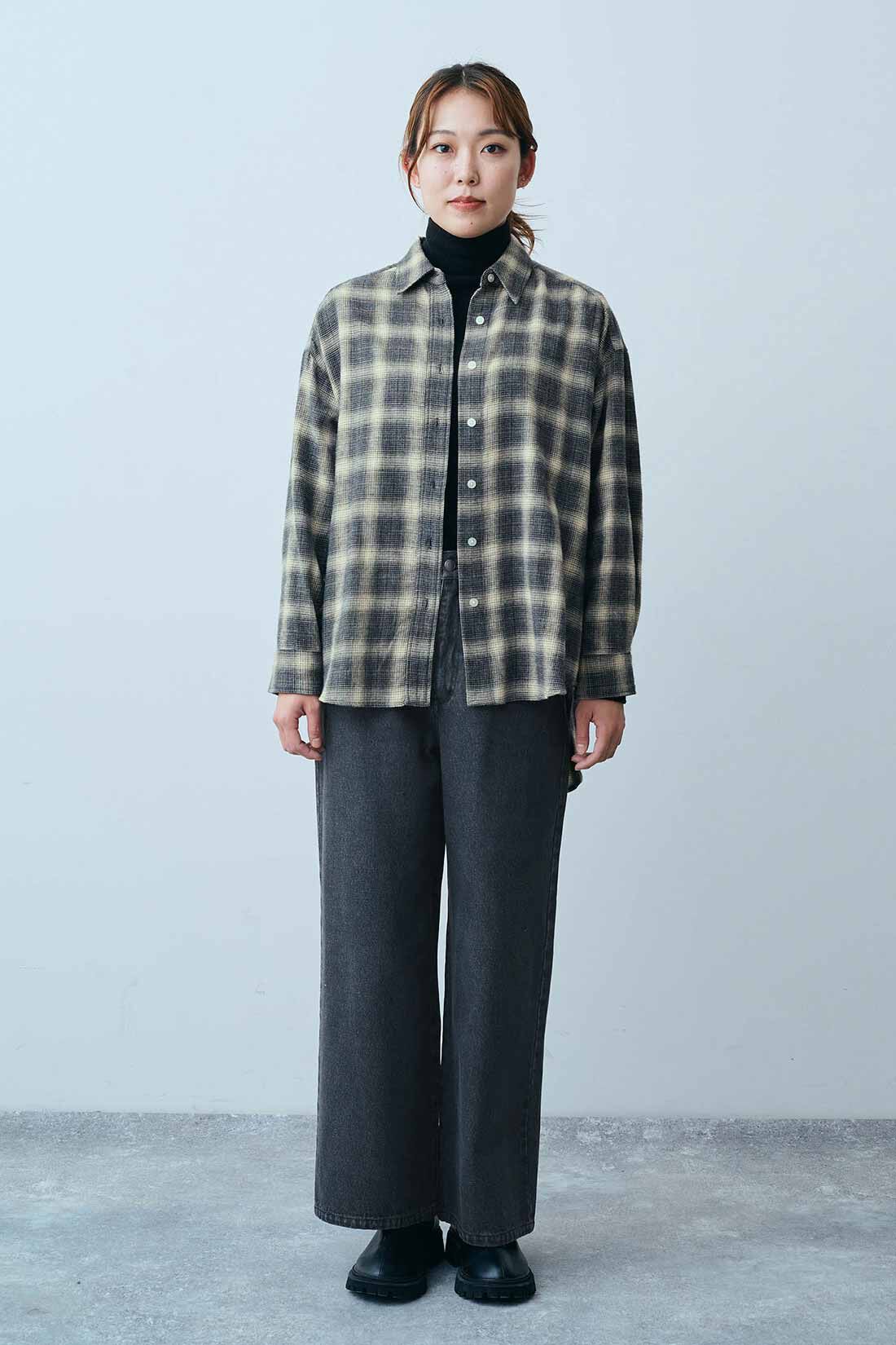 THREE FIFTY STANDARD|THREE FIFTY STANDARD ブリーチ加工をほどこしたブラックデニムパンツ|モデル身長：165cm　着用サイズ：M