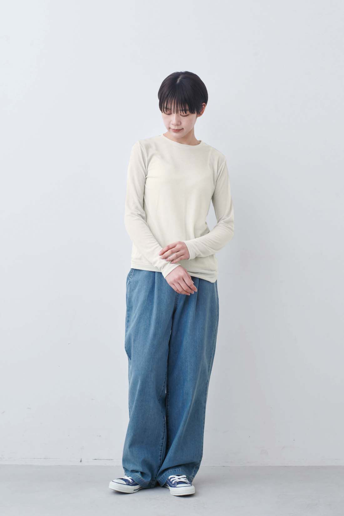 THREE FIFTY STANDARD|ライトデニムのタックワイドパンツのコーディネート