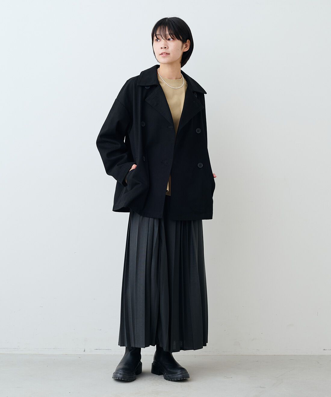 THREE FIFTY STANDARD|コットンツイルのダブルコートBK TFSと吸水速乾長袖Tシャツ TFSとカットソーのプリーツスカートGY TFSのコーディネート|モデル身長:163cm 着用サイズ:M THREE FIFTY STANDARD|コットンツイルのダブルコートBK TFSと吸水速乾長袖Tシャツ TFSとカットソーのプリーツスカートGY TFSのコーディネート|モデル身長:163cm 着用サイズ:M