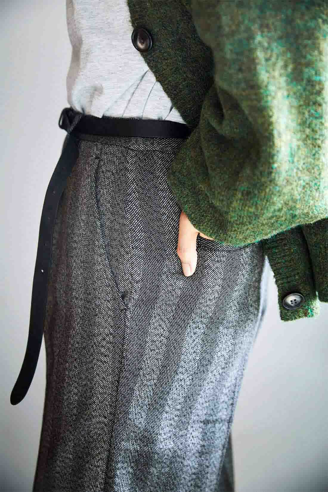 THREE FIFTY STANDARD|THREE FIFTY STANDARD ヘリンボーン素材のワイドパンツ〈チャコールグレー〉|縦糸に、杢糸を使って織り上げたクラシカルなヘリンボーン柄。ストライプ見えして、シンプルな装いでも着映えます。