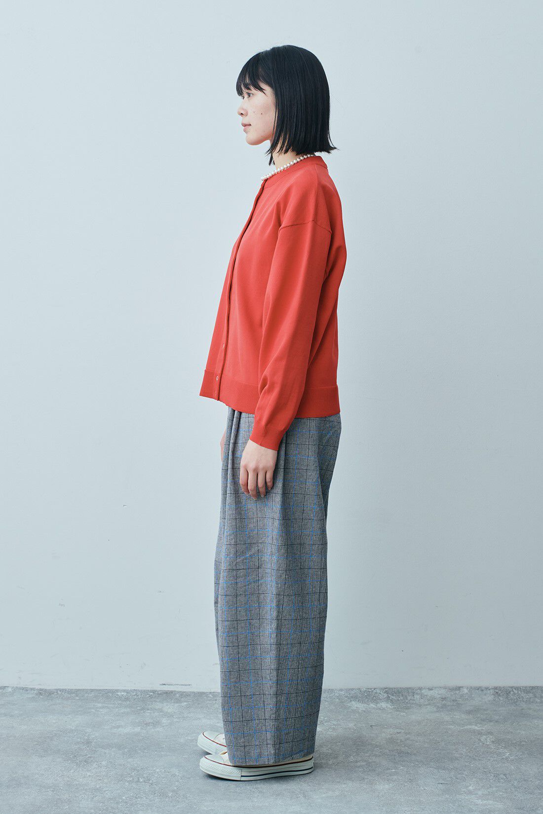 THREE FIFTY STANDARD|リサイクルポリエステルカーディガンＲＤ　ＴＦＳとブルーラインチェックパンツ　ＴＦＳのコーディネート|モデル身長：163cm 着用サイズ：M