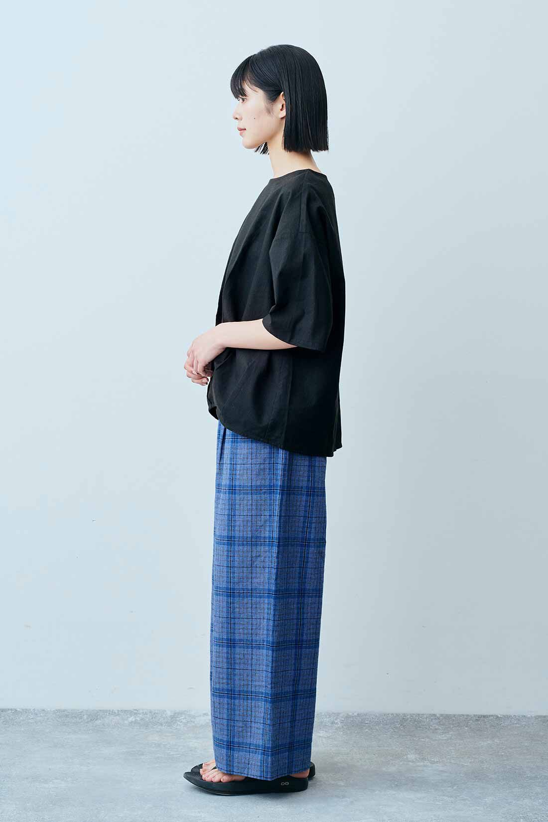 THREE FIFTY STANDARD|リネンコットン タックデザインプルオーバー〈ブラック〉のコーディネート|モデル身長：163cm 着用サイズ：M