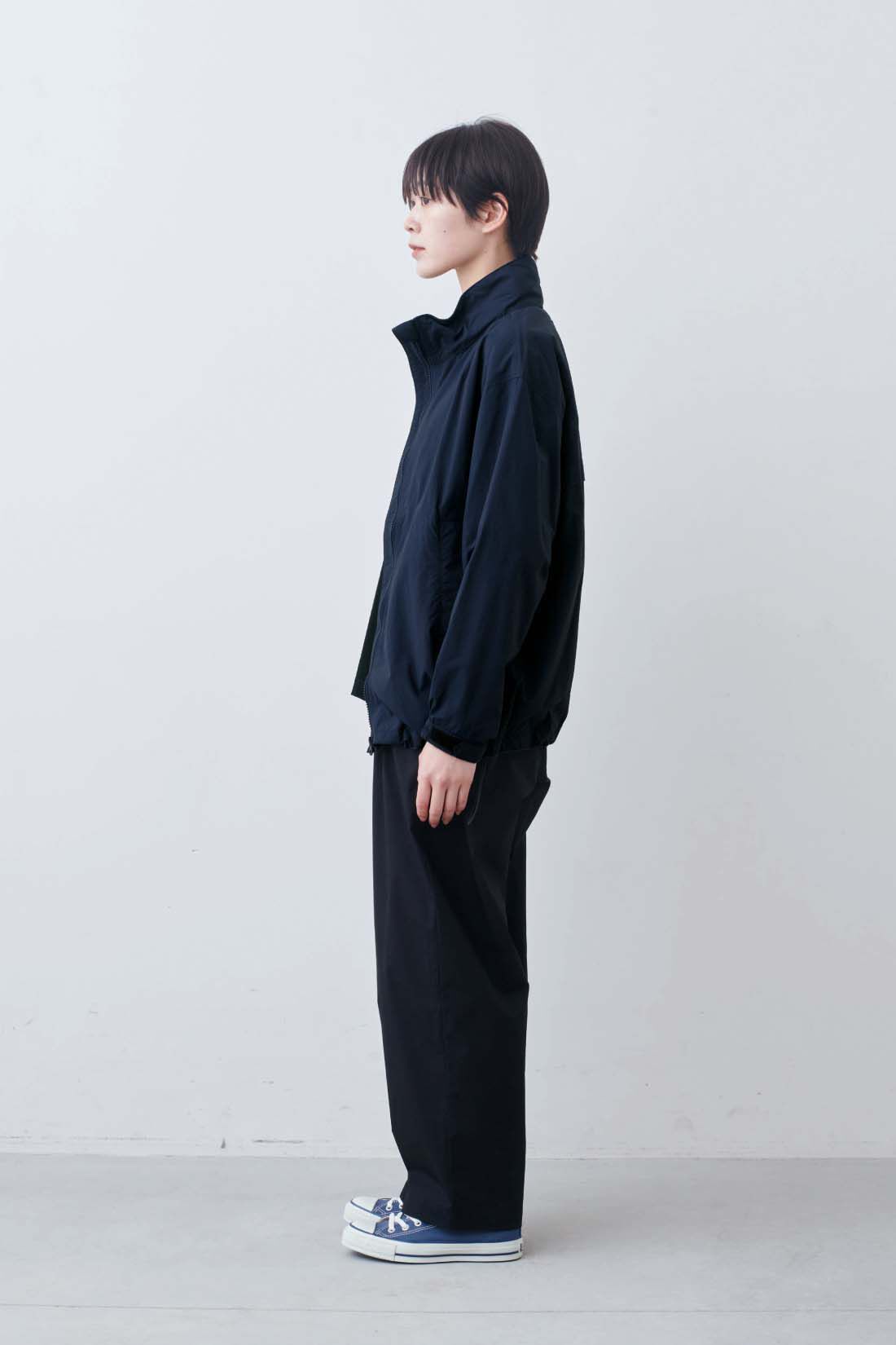 THREE FIFTY STANDARD|THREE FIFTY STANDARD　軽量ナイロンパーカー〈ネイビー〉|モデル身長：163cm　着用サイズ：M