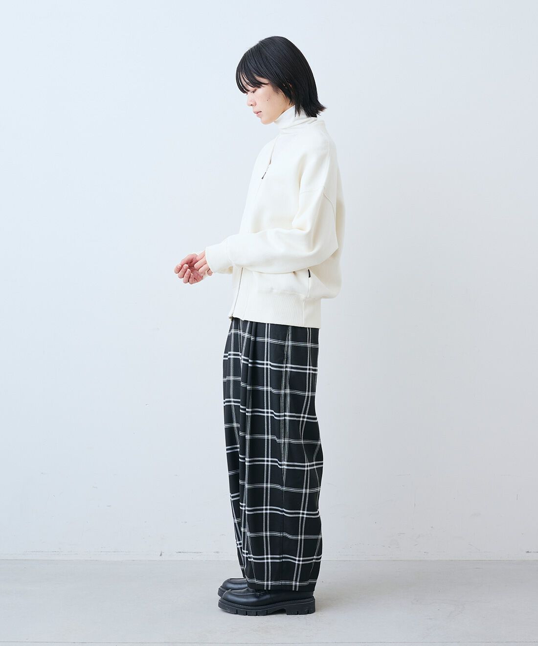 THREE FIFTY STANDARD|やさしい肌ざわりシルク混 カットソー タートルと金子敦子さんと作った チェックのズボン〈ブラック〉のコーディネート