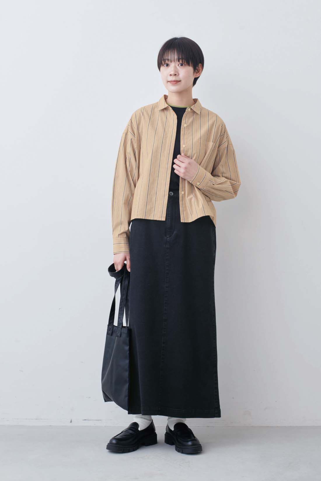THREE FIFTY STANDARD|クロップド丈のストライプシャツ〈シナモンベージュ〉とシックなウォッシュドブラックデニムのスカートのコーディネート