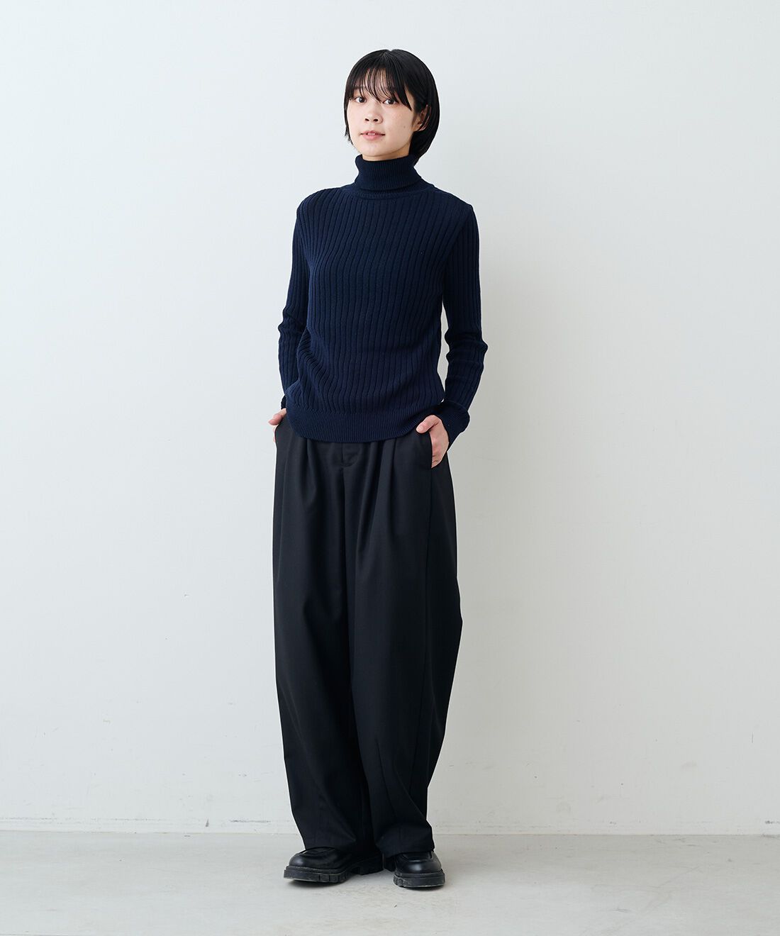 THREE FIFTY STANDARD［スリーフィフティースタンダード］|タックテーパードパンツＢＫ　ＴＦＳのコーディネート|モデル身長：163cm 着用サイズ：M