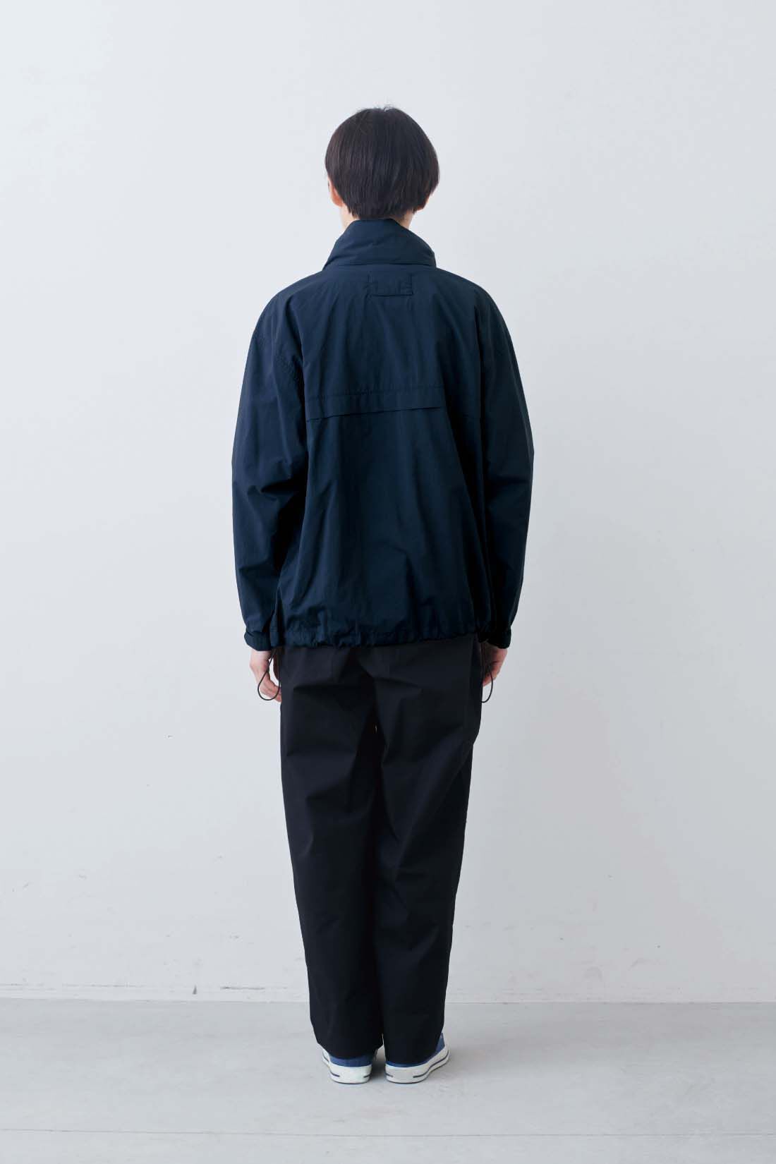 THREE FIFTY STANDARD|軽量 撥水ナイロンパーカー〈ネイビー〉と丸胴仕様のロゴプリントＴシャツ〈ブラック〉のコーディネート