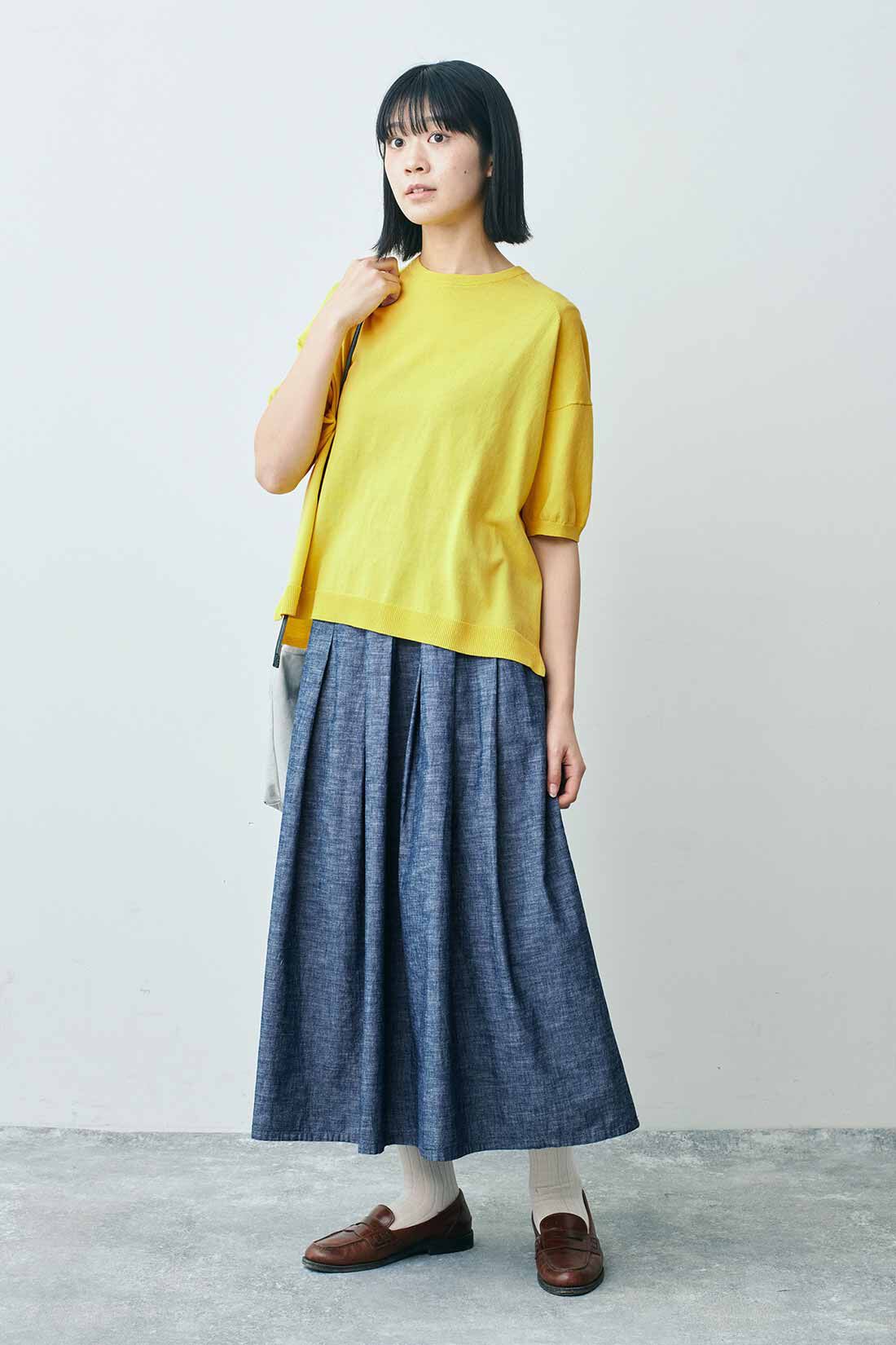 THREE FIFTY STANDARD|インディゴブルーのギャザースカート　ＴＦＳと色をきかせたソックスセットＴＦＳのコーディネート|モデル身長：163cm 着用サイズ：M