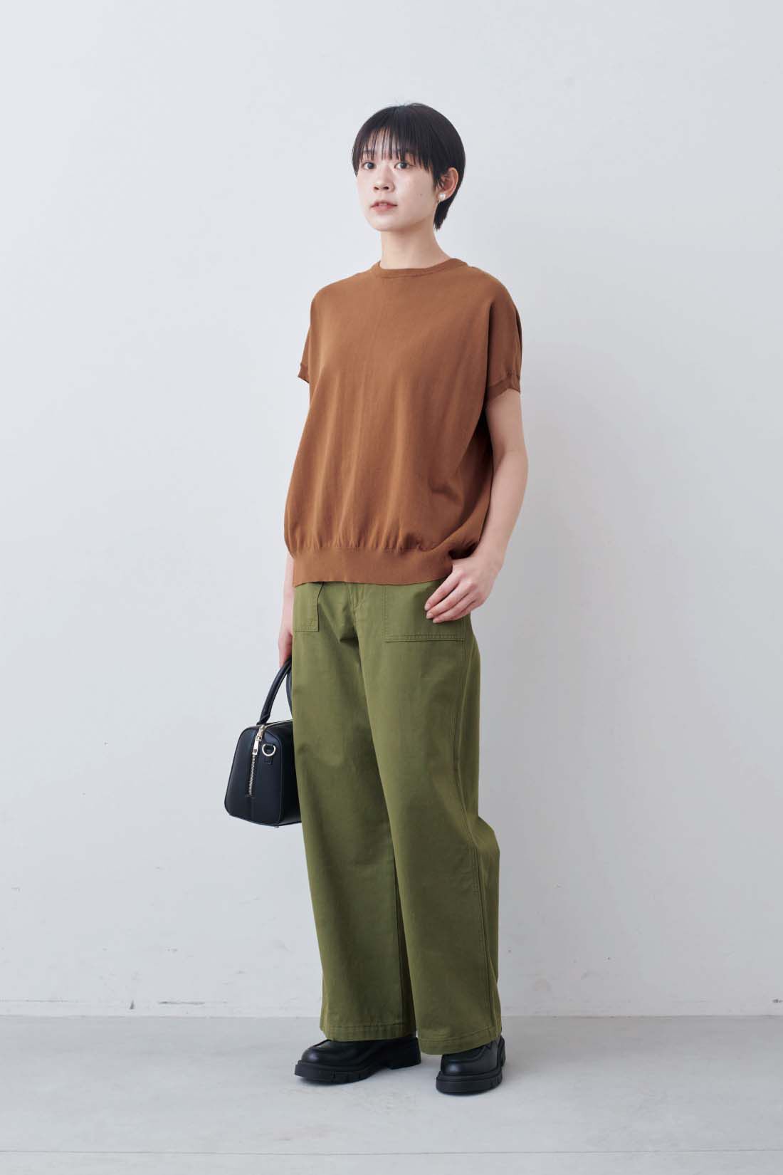 THREE FIFTY STANDARD|THREE FIFTY STANDARD　ベーシックなベイカーパンツ〈カーキグリーン〉|モデル身長：163cm　着用サイズ：M