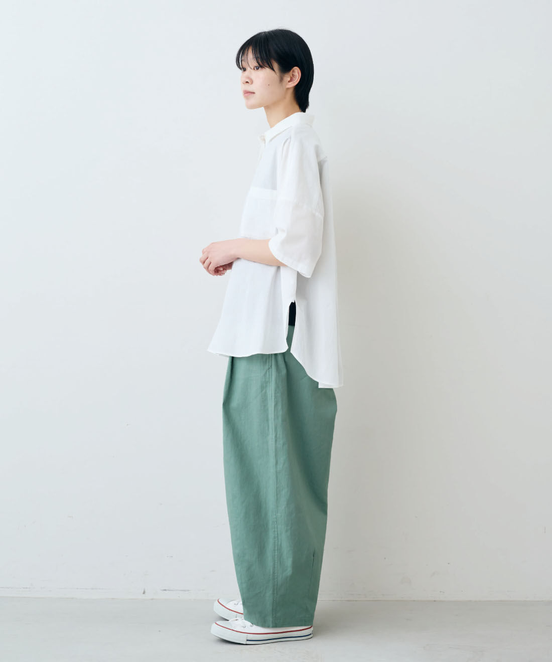 THREE FIFTY STANDARD［スリーフィフティースタンダード］|THREE FIFTY STANDARD　日本製のポンチョみたいな ゆるっとシルエットの綿麻シャツ〈オフホワイト〉|モデル身長：163cm　着用サイズ：M