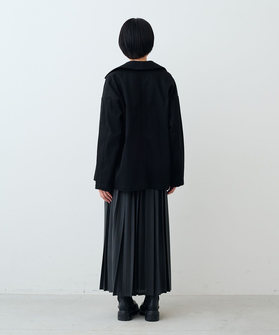 THREE FIFTY STANDARD|コットンツイルのダブルコートBK TFSと吸水速乾長袖Tシャツ TFSとカットソーのプリーツスカートGY TFSのコーディネート|モデル身長:163cm 着用サイズ:M THREE FIFTY STANDARD|コットンツイルのダブルコートBK TFSと吸水速乾長袖Tシャツ TFSとカットソーのプリーツスカートGY TFSのコーディネート|モデル身長:163cm 着用サイズ:M
