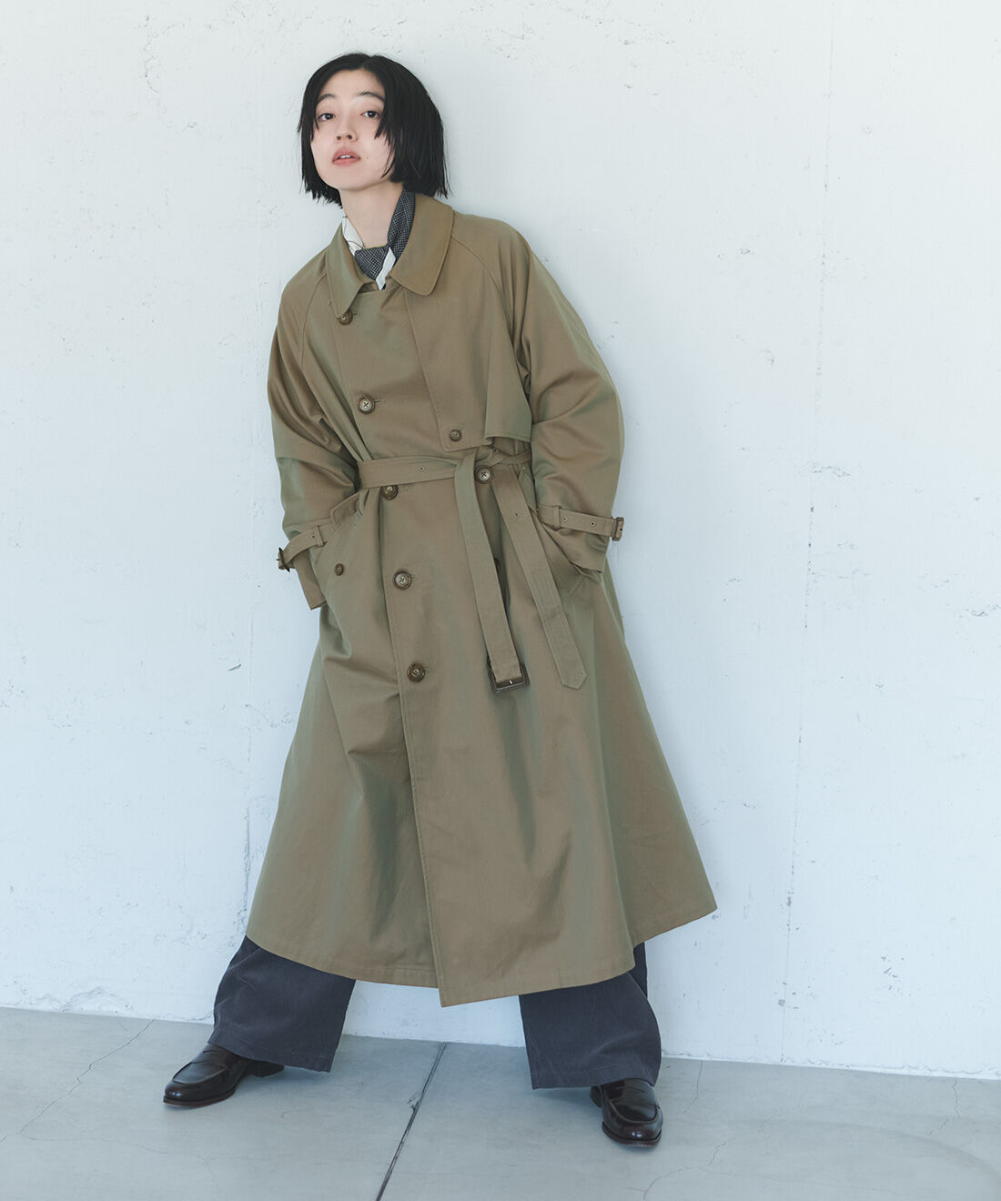 THREE FIFTY STANDARD|THREE FIFTY STANDARD　小谷 実由さんと作った はおるだけで様になる玉虫色のトレンチコート〈カーキグリーン〉