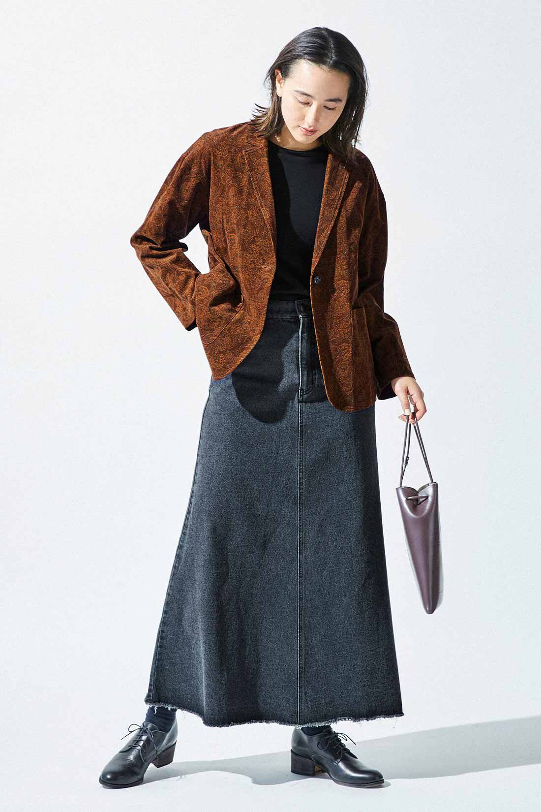 THREE FIFTY STANDARD|THREE FIFTY STANDARD ペイズリー柄の細コールジャケット〈ブラウン〉|繊細なペイズリー柄を、黒基調の装いにきかせて。フロントのひとつボタンは開けたまま、カーディガン感覚でサラッとはおって、カジュアルに。