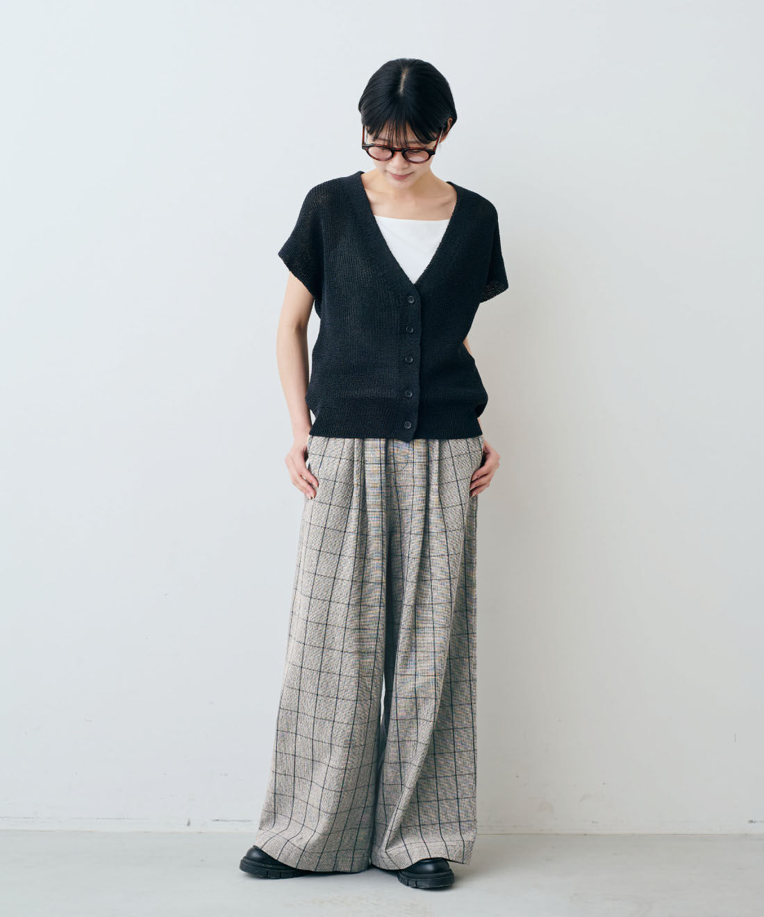 THREE FIFTY STANDARD［スリーフィフティースタンダード］|綿混 ベア天じく ブラキャミソールと綿100％ モノトーンチェック ワイドパンツのコーディネート