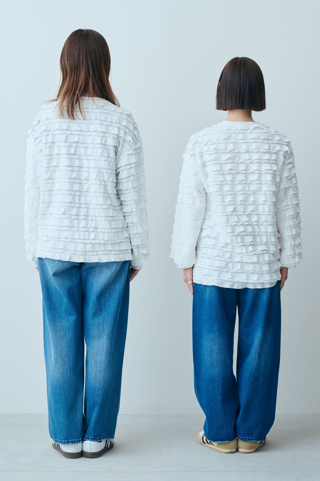 IEDIT|サイドシームデザイン レスウォーター テーパード デニム〈青〉のコーディネート|（左）【身長】160cm 【着用サイズ】トップス・パンツ：M　（右）【身長】150cm 【着用サイズ】トップス：S　パンツ：SP