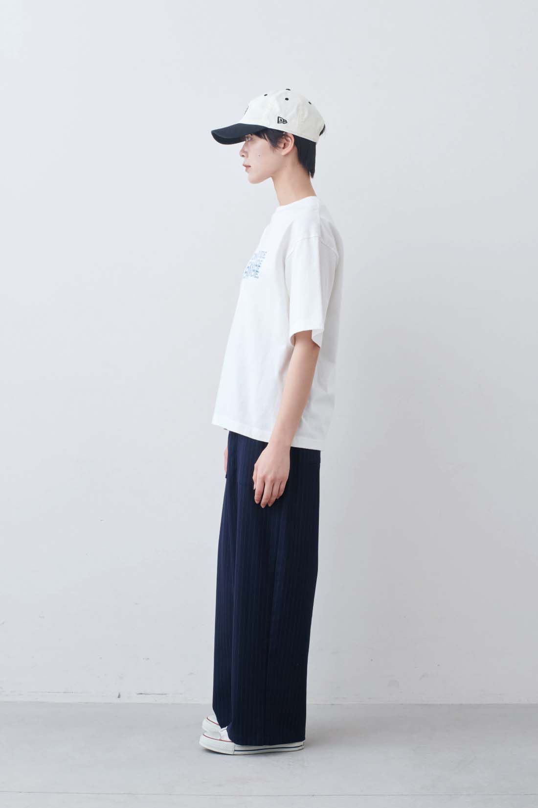 THREE FIFTY STANDARD|THREE FIFTY STANDARD　丸胴仕様のロゴプリントＴシャツ〈オフホワイト〉|モデル身長：163cm　着用サイズ：M