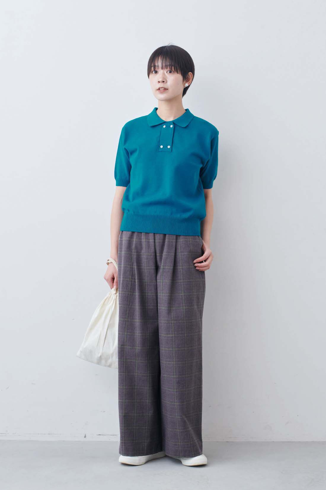 THREE FIFTY STANDARD|THREE FIFTY STANDARD　小谷 実由さんと作った色目と衿もとにこだわったニットポロ〈ブルー〉|モデル身長：163cm　着用サイズ：M