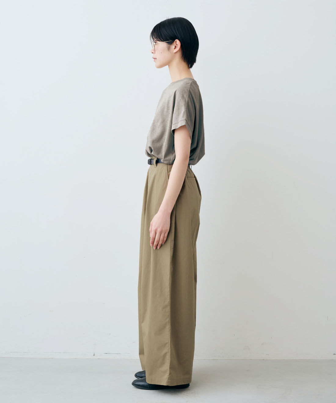 THREE FIFTY STANDARD［スリーフィフティースタンダード］|THREE FIFTY STANDARD　光沢感がきれいな接触冷感素材のワイドパンツ〈カーキベージュ〉|モデル身長：163cm　着用サイズ：M