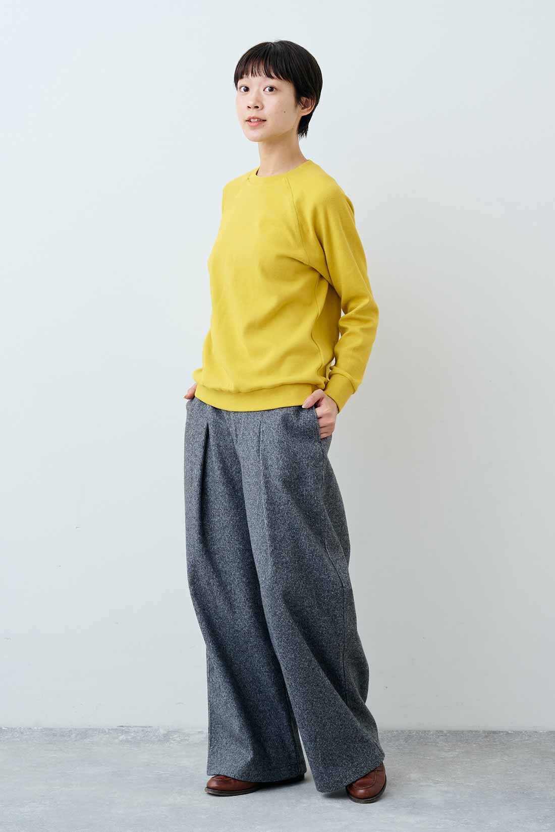 THREE FIFTY STANDARD|セーラー風のハーフジップスウェット〈チャコールグレー〉とフライス編みのストレッチラグランスリーブTシャツの会のコーディネート|モデル身長：163cm 着用サイズ：M