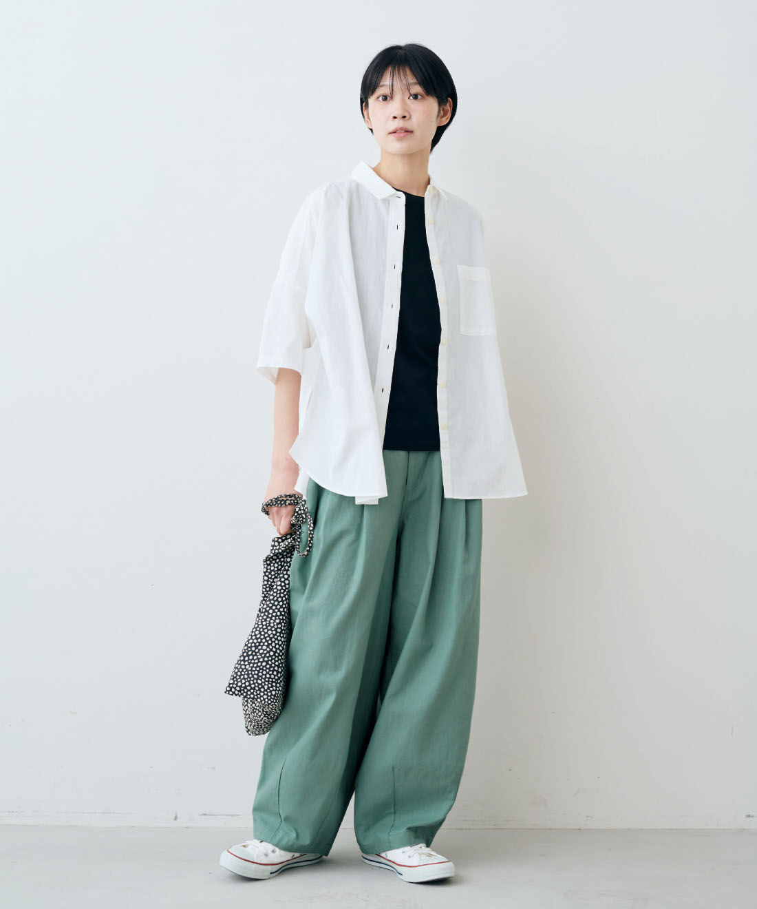 THREE FIFTY STANDARD［スリーフィフティースタンダード］|THREE FIFTY STANDARD　金子敦子さんと作ったグラスグリーンの麻混わくわくズボン|モデル身長：163cm　着用サイズ：M