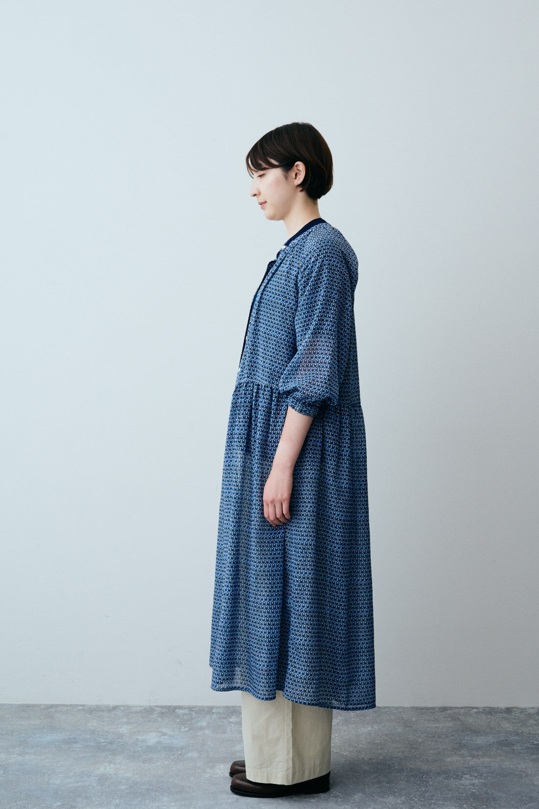 THREE FIFTY STANDARD|軽い着心地のニットプルオーバー　ＴＦＳとセットアップイージーＰライトベージュ　ＴＦＳのコーディネート