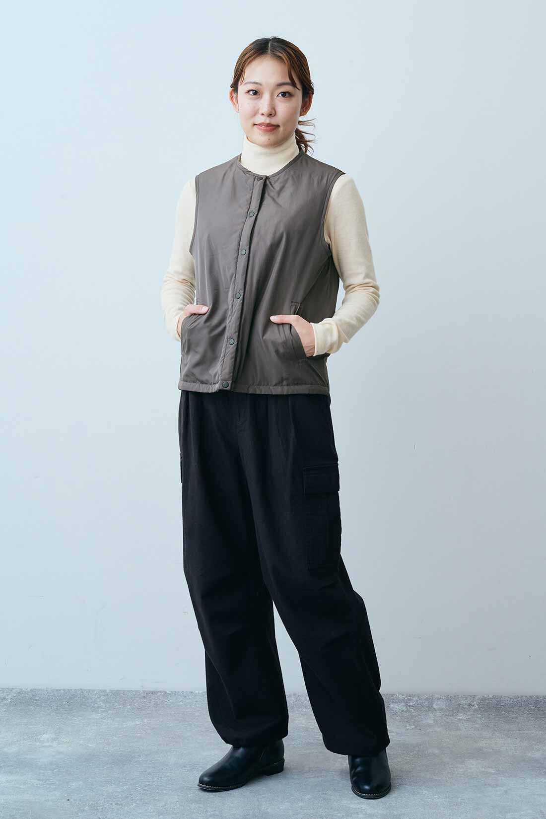 THREE FIFTY STANDARD|THREE FIFTY STANDARD リバーシブルでも着られる 中わたベスト〈チャコール×ベージュ〉|後ろ長めの丈感で腰まで冷え知らず　モデル身長：165cm　着用サイズ：M