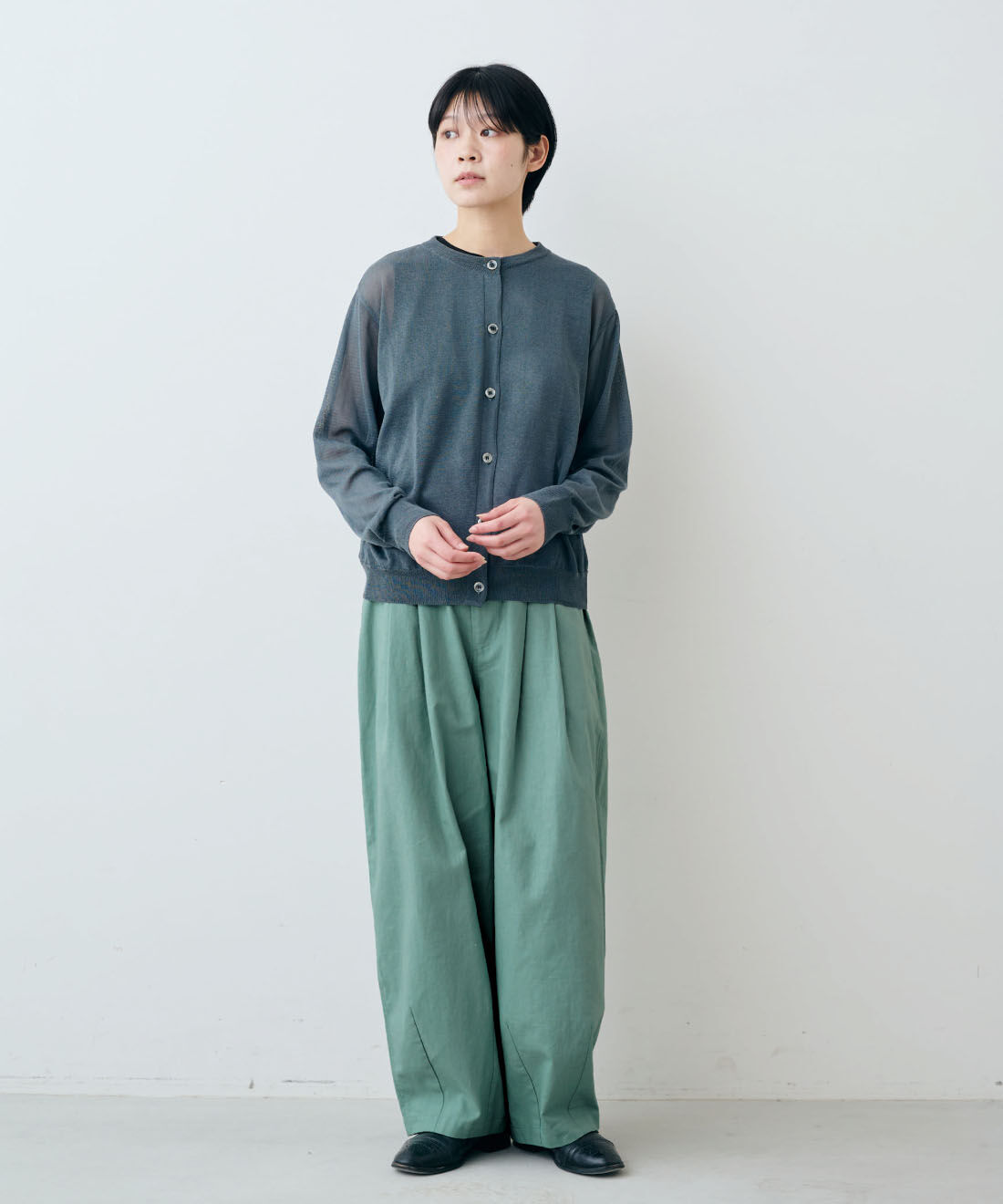 THREE FIFTY STANDARD［スリーフィフティースタンダード］|THREE FIFTY STANDARD　日本製のシアーなクルーネックカーディガン〈ダークグレー〉|モデル身長：163cm　着用サイズ：M