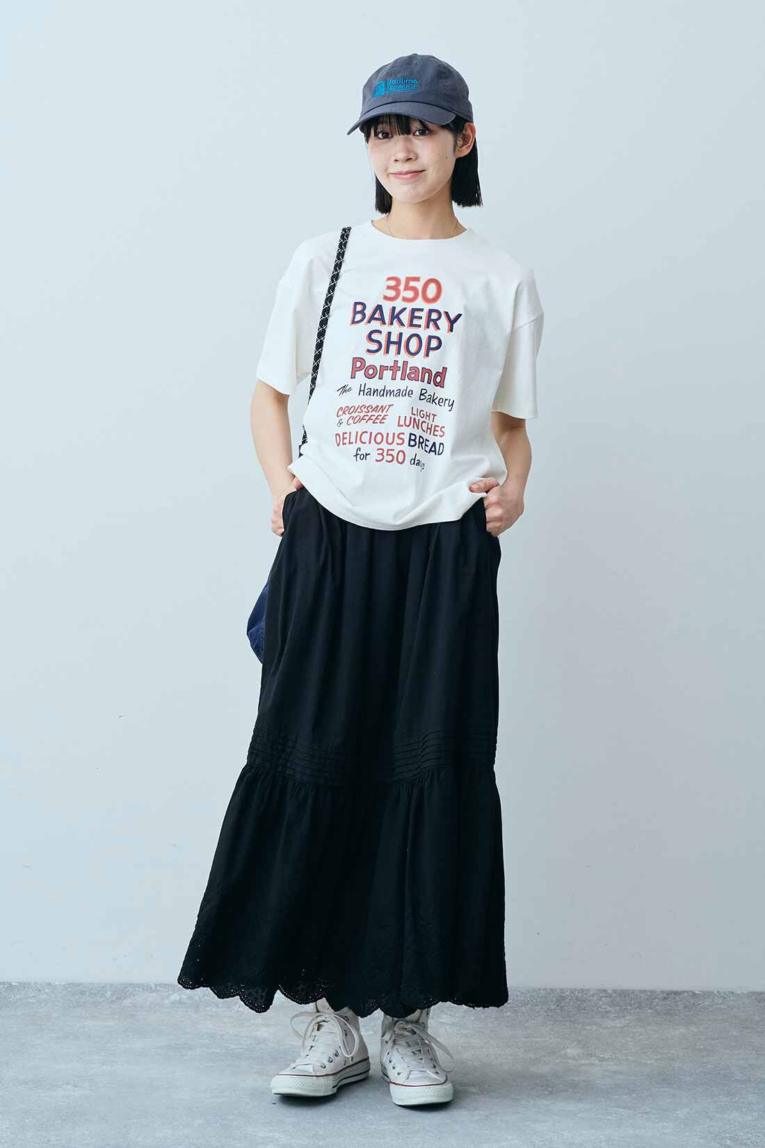 THREE FIFTY STANDARD［スリーフィフティースタンダード］|綿100% ベーカリーショップＴシャツ　〈オフホワイト〉のコーディネート|モデル身長：163cm 着用サイズ：M