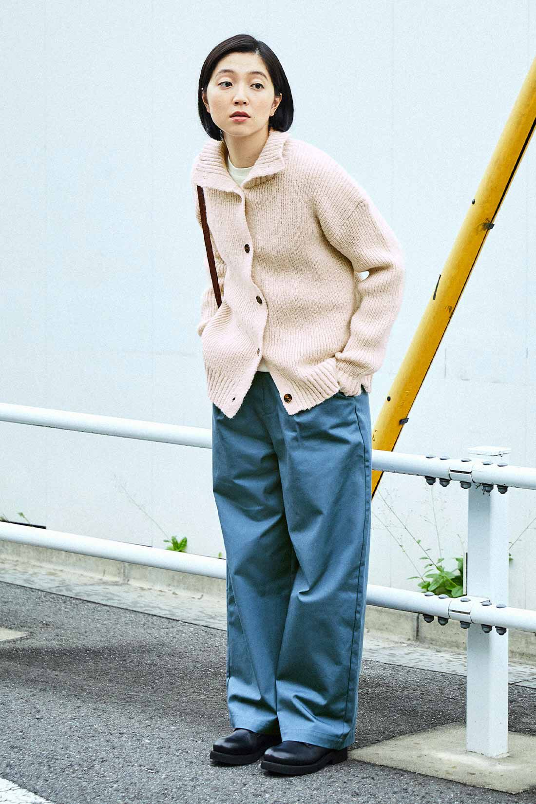 THREE FIFTY STANDARD|グレイッシュブルーのタックワイドパンツのコーディネート