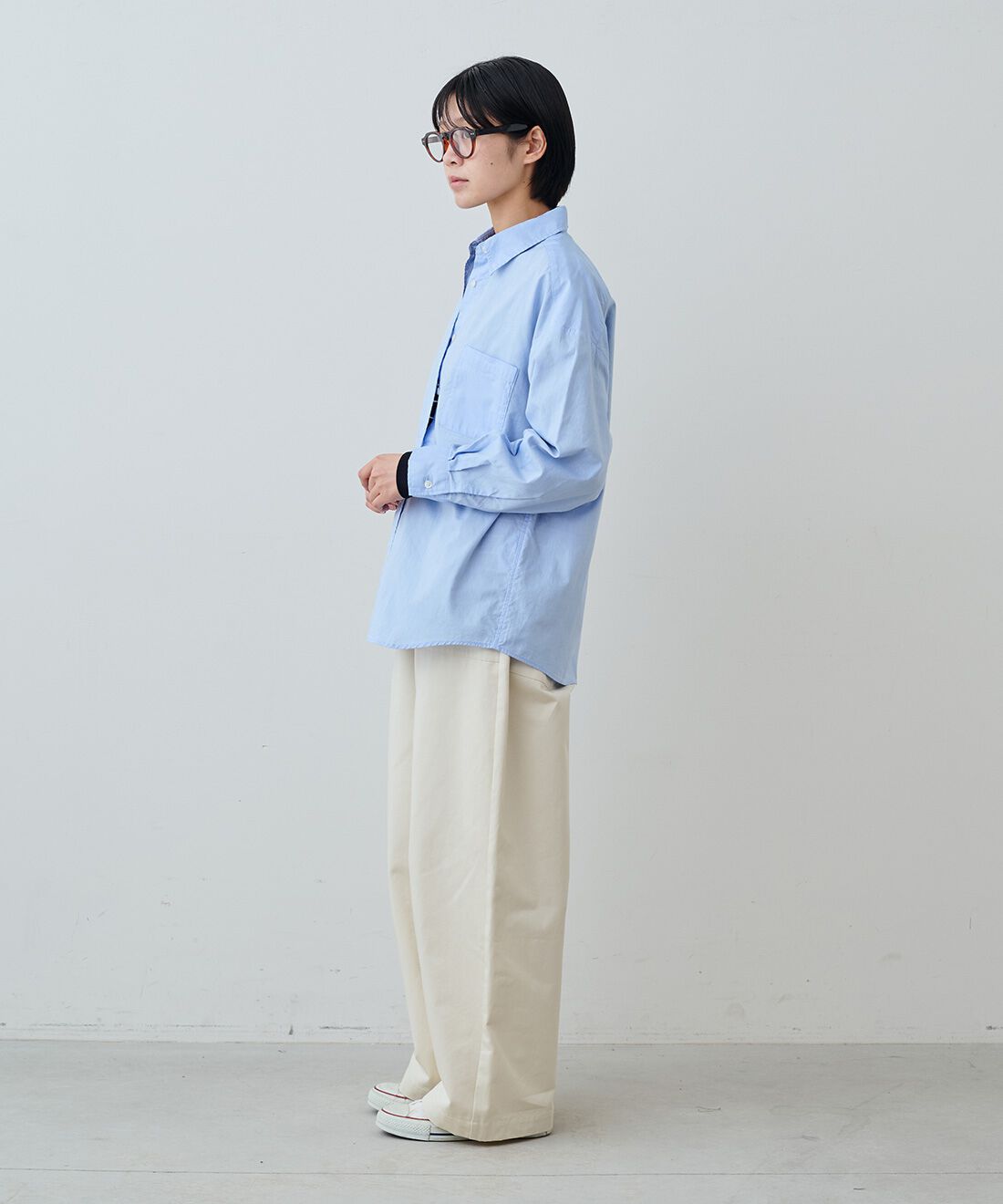 THREE FIFTY STANDARD［スリーフィフティースタンダード］|日本製の刺しゅうオックスシャツＢＬ　ＴＦＳとレトロなボーダーＴシャツ　ＴＦＳのコーディネート|モデル身長：163cm 着用サイズ：M