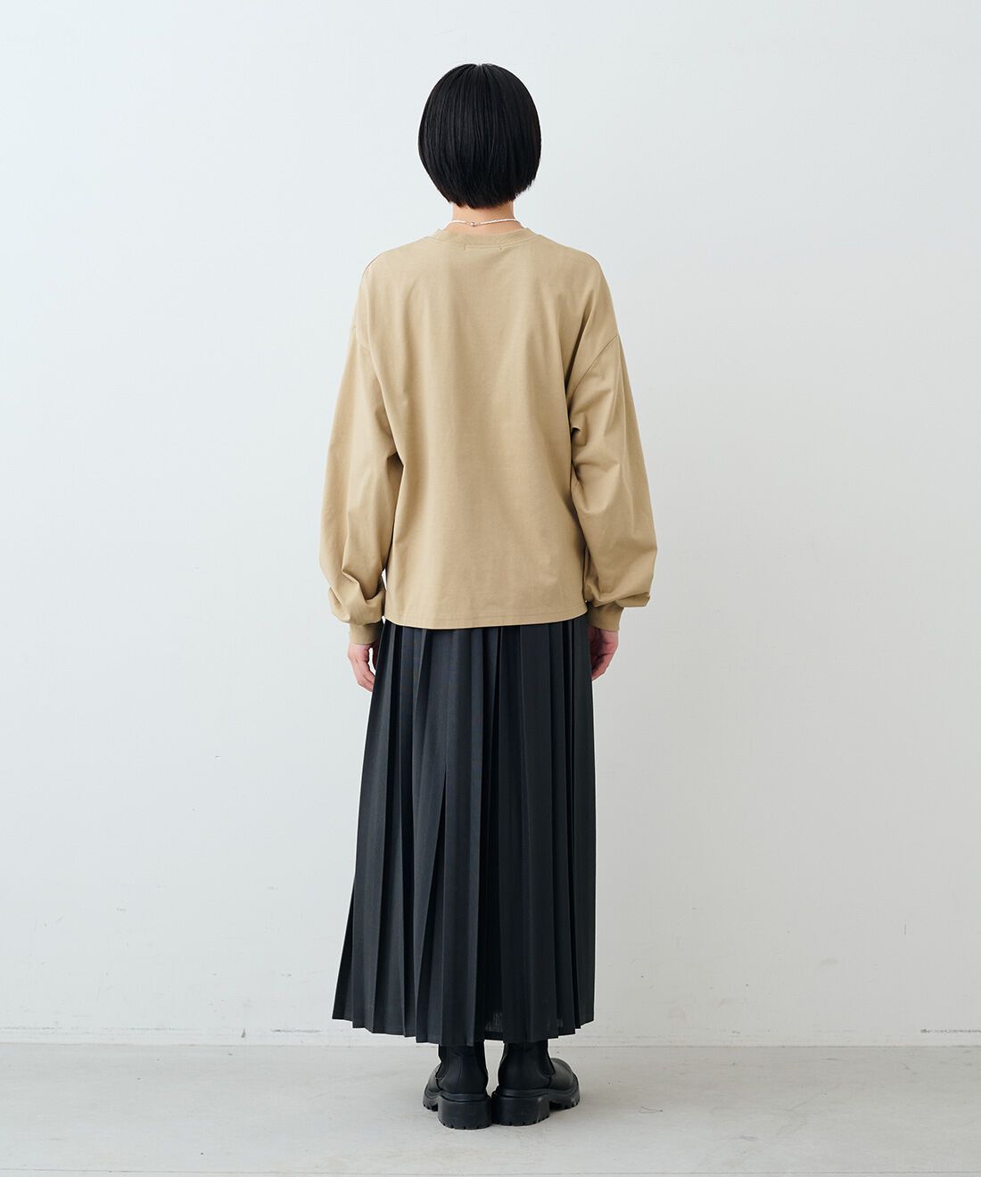 THREE FIFTY STANDARD|吸水速乾長袖Tシャツ TFSとカットソーのプリーツスカートGY TFSのコーディネート|モデル身長:163cm 着用サイズ:M THREE FIFTY STANDARD|吸水速乾長袖Tシャツ TFSとカットソーのプリーツスカートGY TFSのコーディネート|モデル身長:163cm 着用サイズ:M