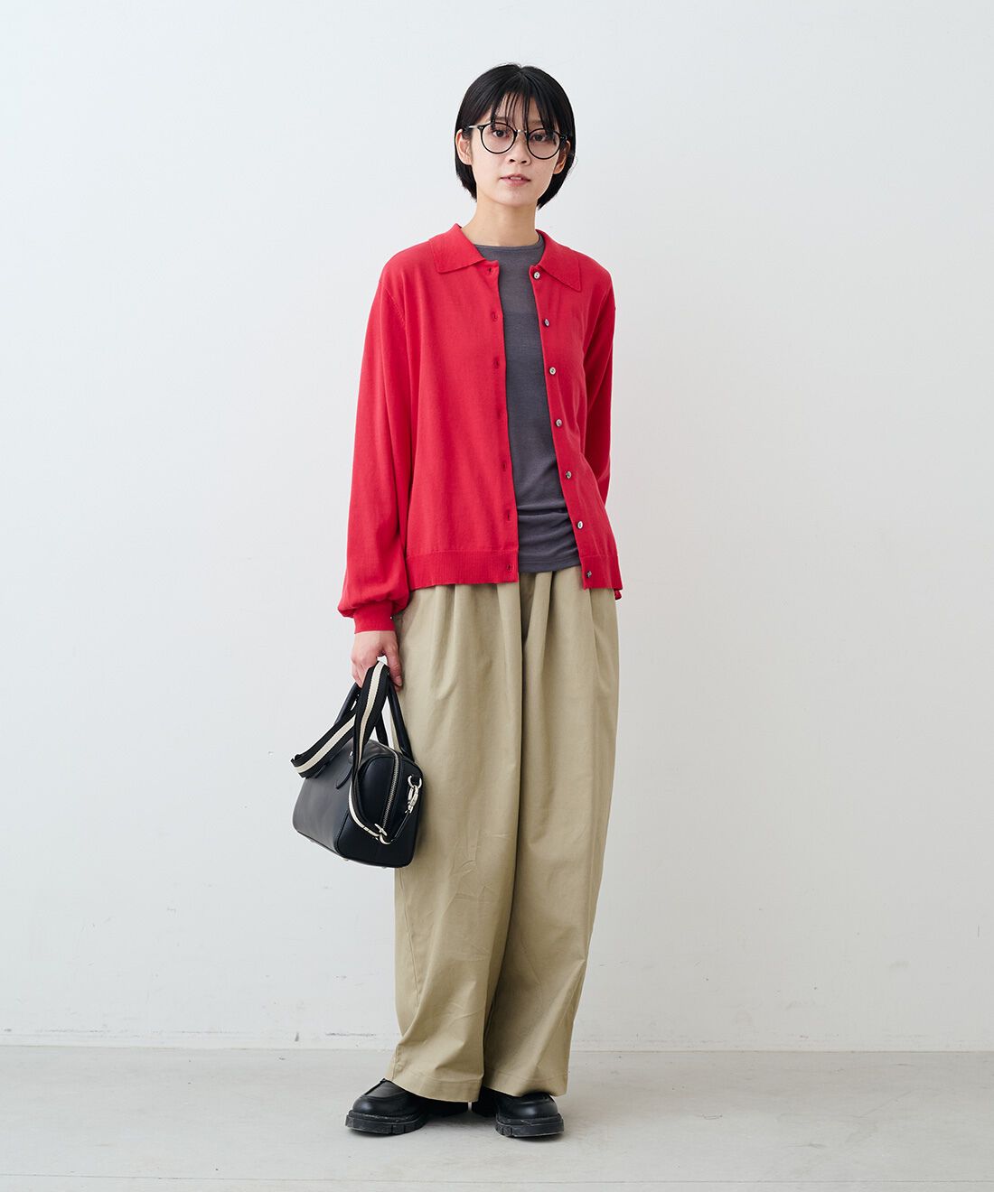 THREE FIFTY STANDARD|シアーなカットソートップスの会と綿麻タックイージーパンツカーキベージュ　ＴＦＳのコーディネート|モデル身長：163cm 着用サイズ：M