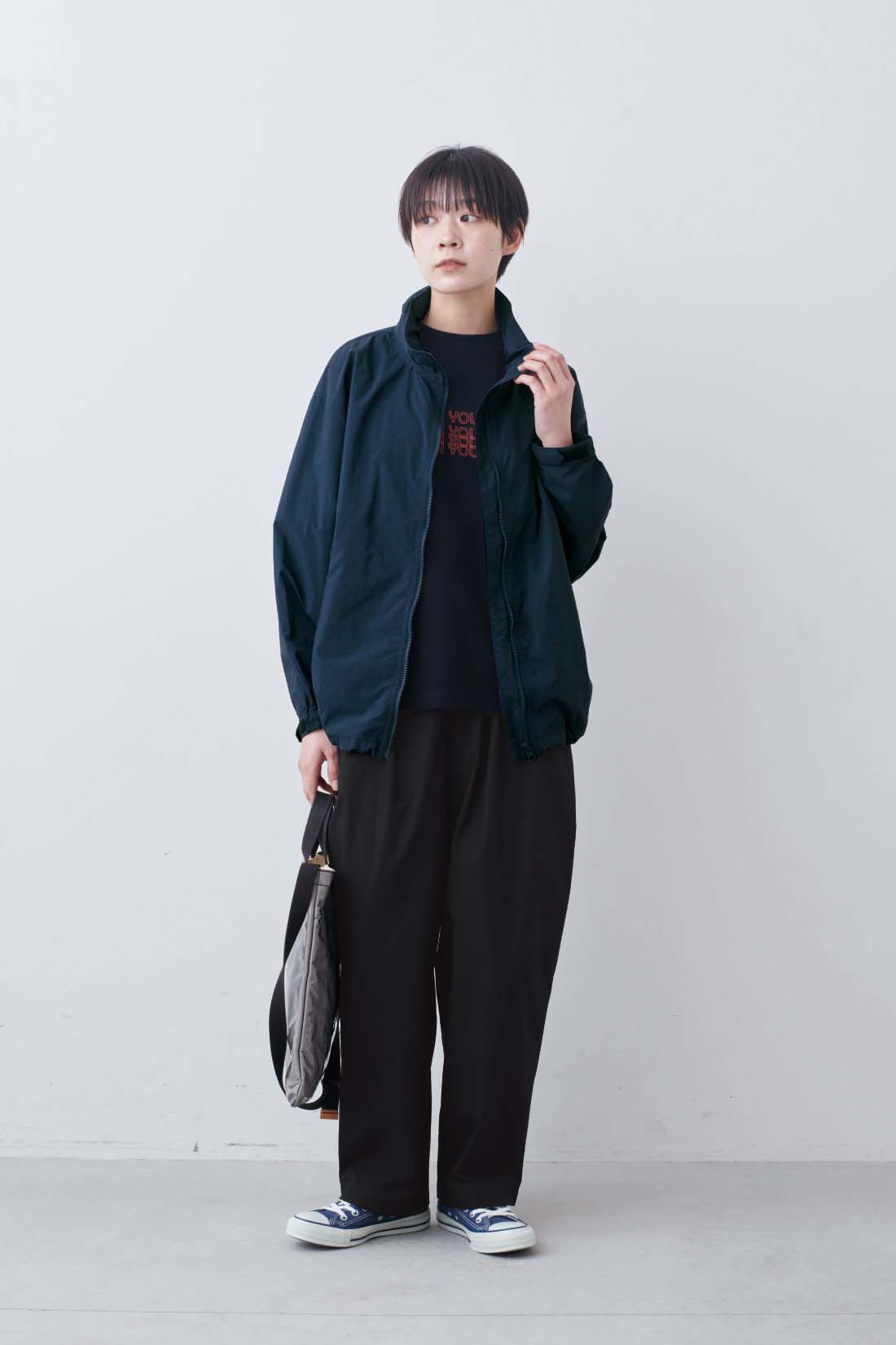 THREE FIFTY STANDARD|軽量 撥水ナイロンパーカー〈ネイビー〉と丸胴仕様のロゴプリントＴシャツ〈ブラック〉のコーディネート