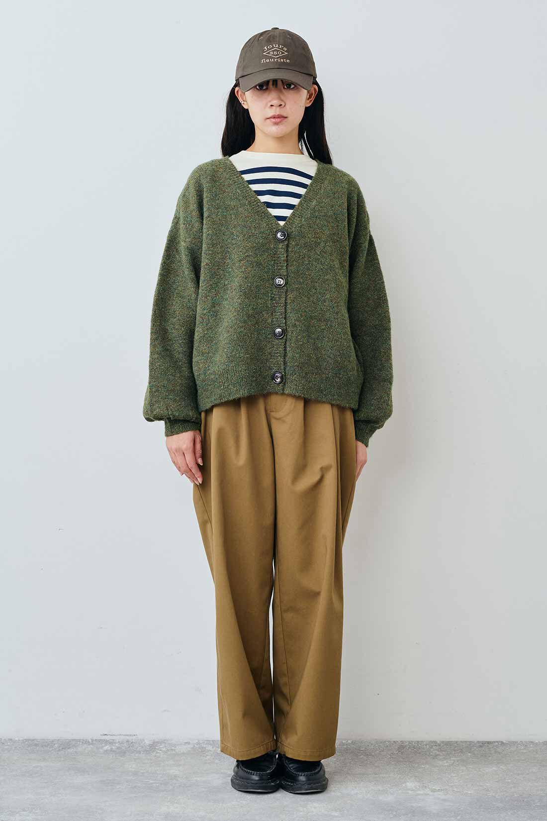 THREE FIFTY STANDARD|THREE FIFTY STANDARD やわらかタッチのVネックカーディガン〈モスグリーン〉|モデル身長：163cm　着用サイズ：M