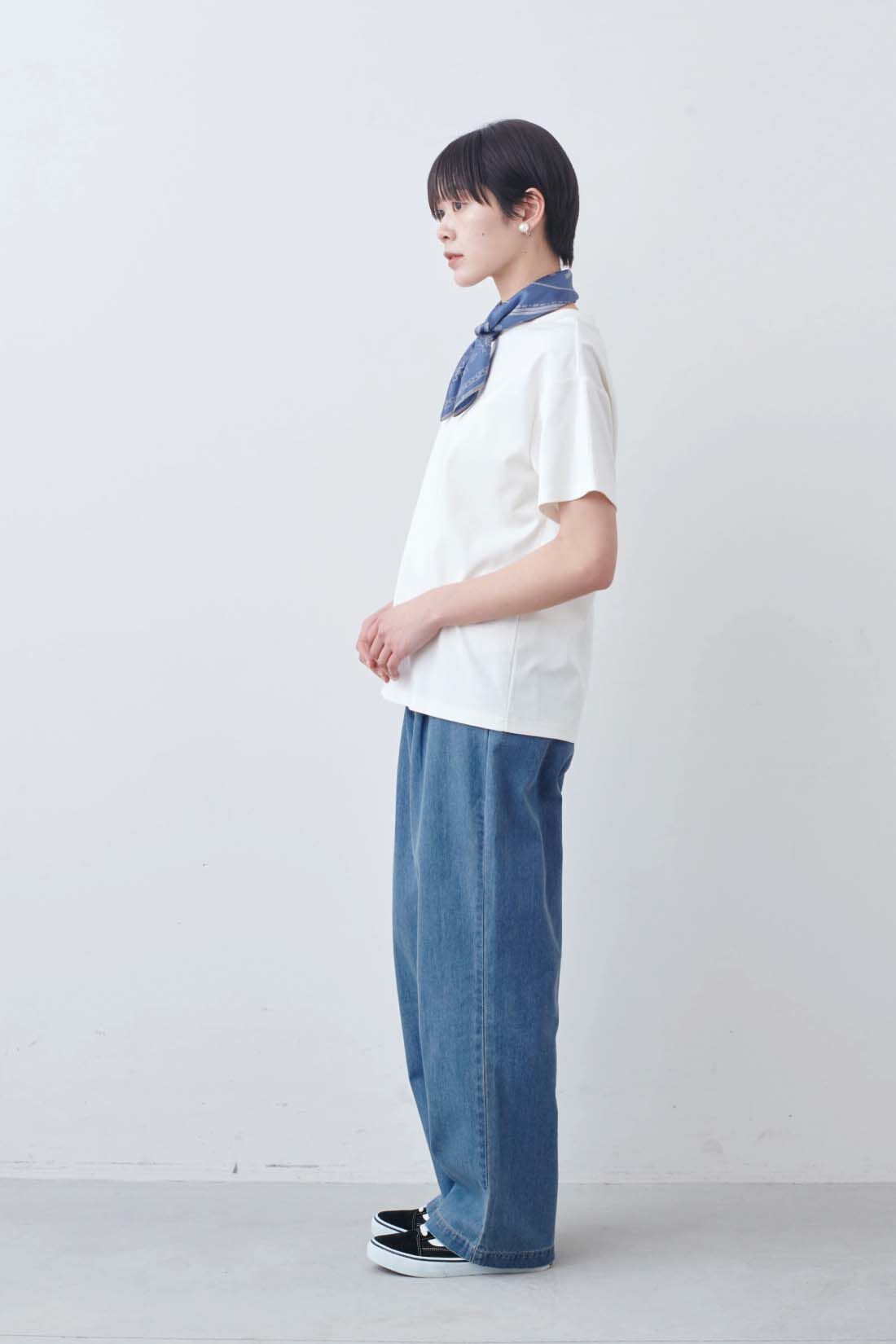 THREE FIFTY STANDARD|THREE FIFTY STANDARD　シルキーな肌ざわりのベーシックなTシャツの会|モデル身長：163cm　着用サイズ：M