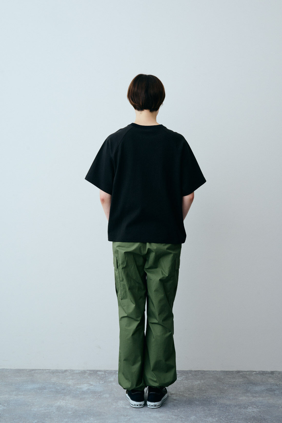 THREE FIFTY STANDARD|THREE FIFTY STANDARD ほどよいシルエットのカーゴパンツ〈ミリタリーグリーン〉