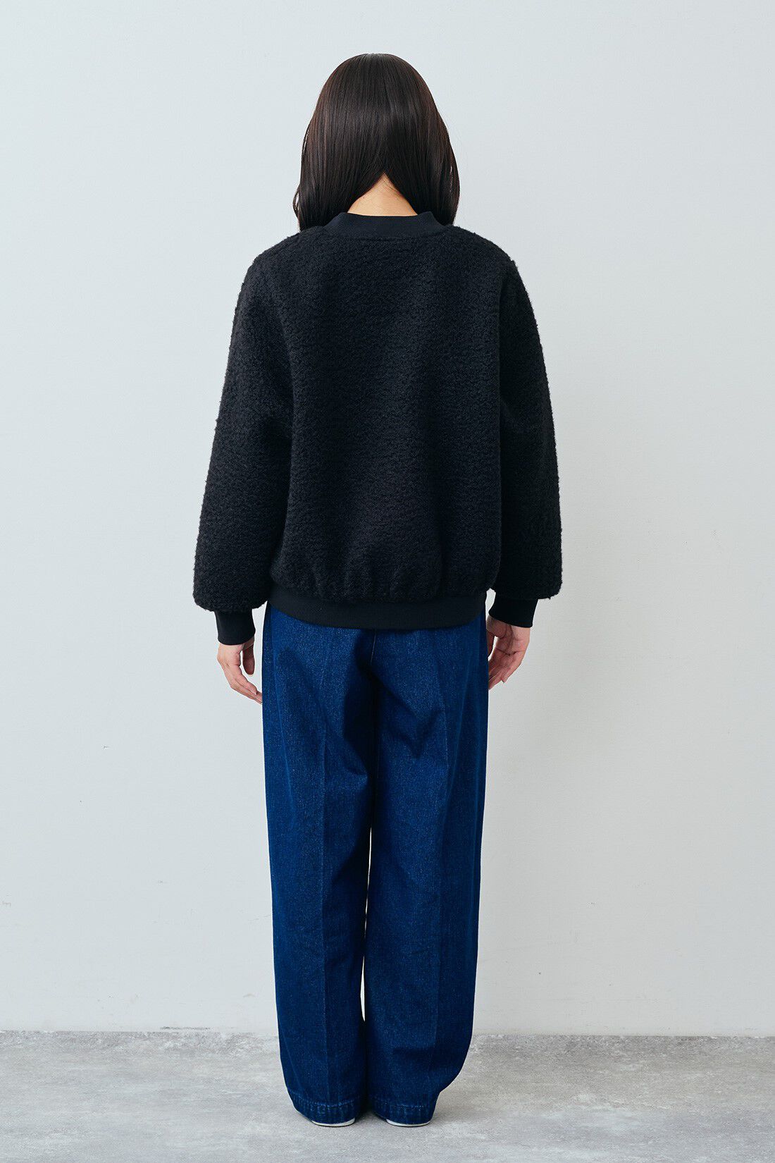 THREE FIFTY STANDARD［スリーフィフティースタンダード］|ボアジップアップブルゾン〈ブラック〉と綿100％ デニムのトラウザーパンツのコーディネート