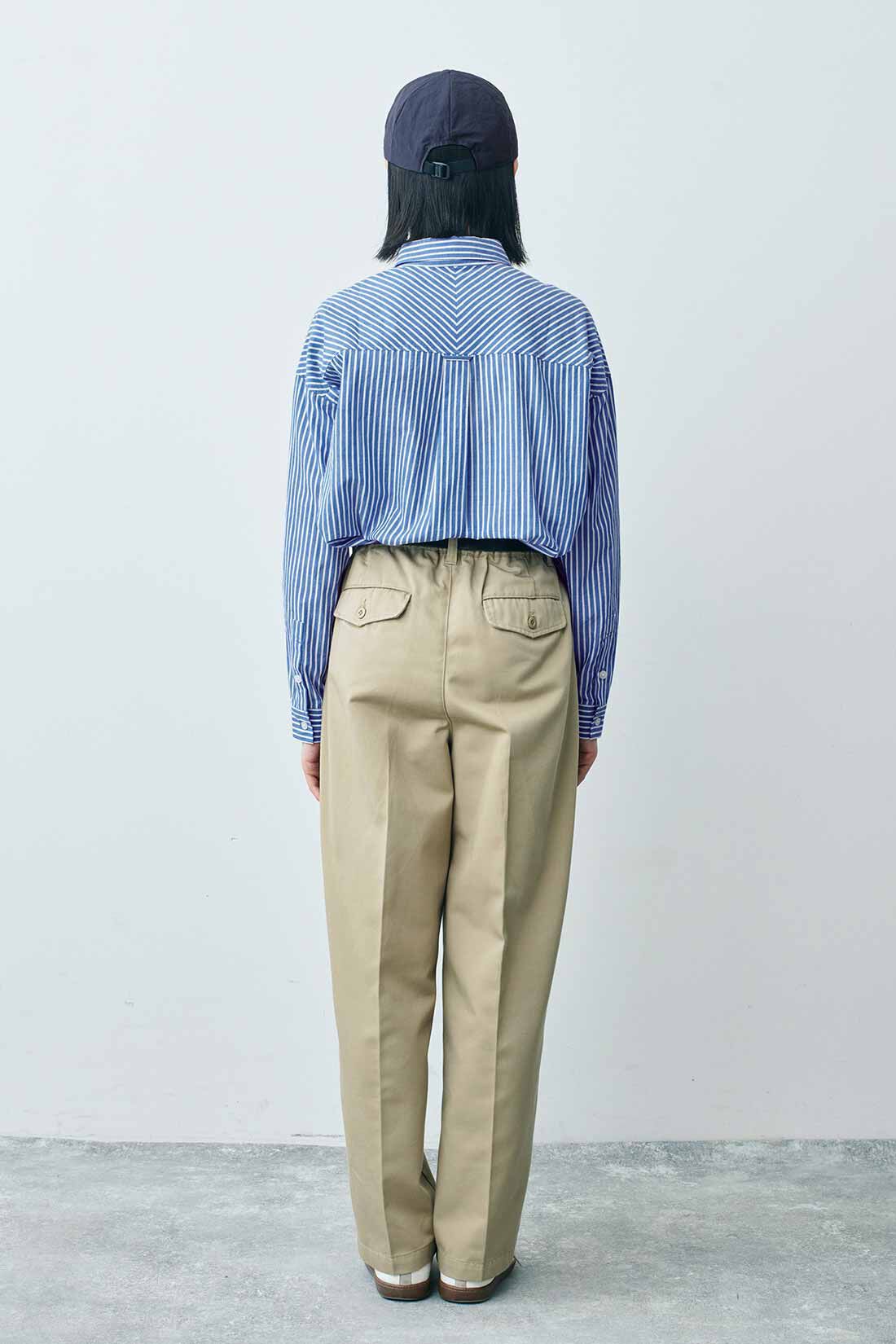 THREE FIFTY STANDARD|ＢＩＧストライプシャツＢＬ　ＴＦＳとスタンダードなチノパンツＢＥ　ＴＦＳのコーディネート|モデル身長：163cm 着用サイズ：M