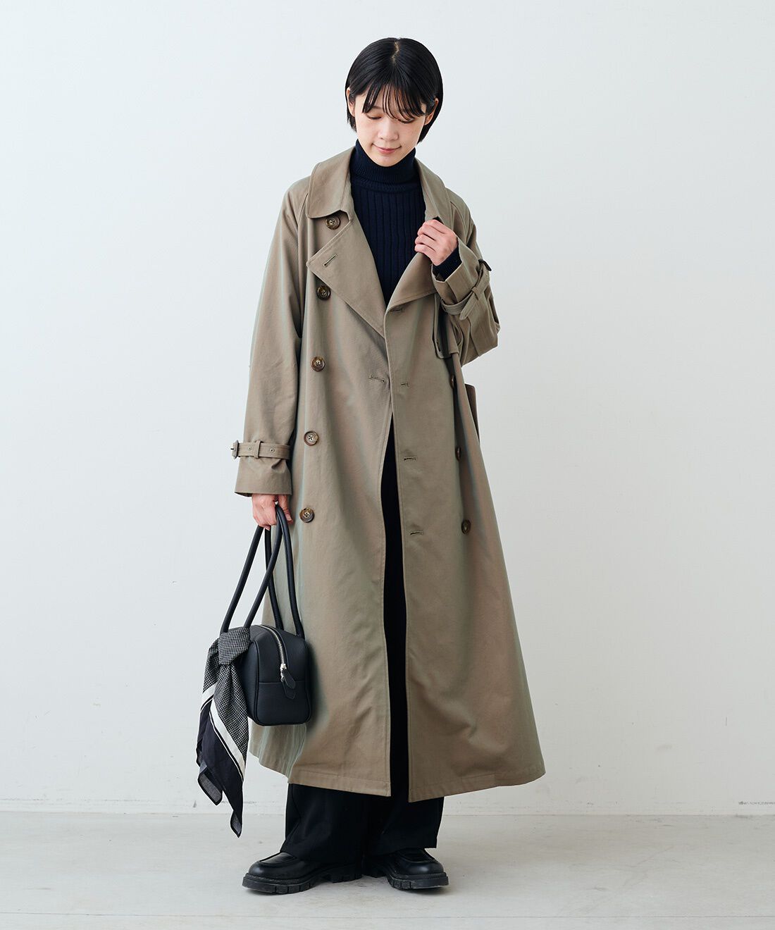 THREE FIFTY STANDARD|小谷 実由さんと作った玉虫トレンチコートTFSとコットン100%リブタートル TFSとタックテーパードパンツBK TFSとレザーのワイドボストンバッグBK TFSのコーディネート|モデル身長:163cm 着用サイズ:M THREE FIFTY STANDARD|小谷 実由さんと作った玉虫トレンチコートTFSとコットン100%リブタートル TFSとタックテーパードパンツBK TFSとレザーのワイドボストンバッグBK TFSのコーディネート|モデル身長:163cm 着用サイズ:M