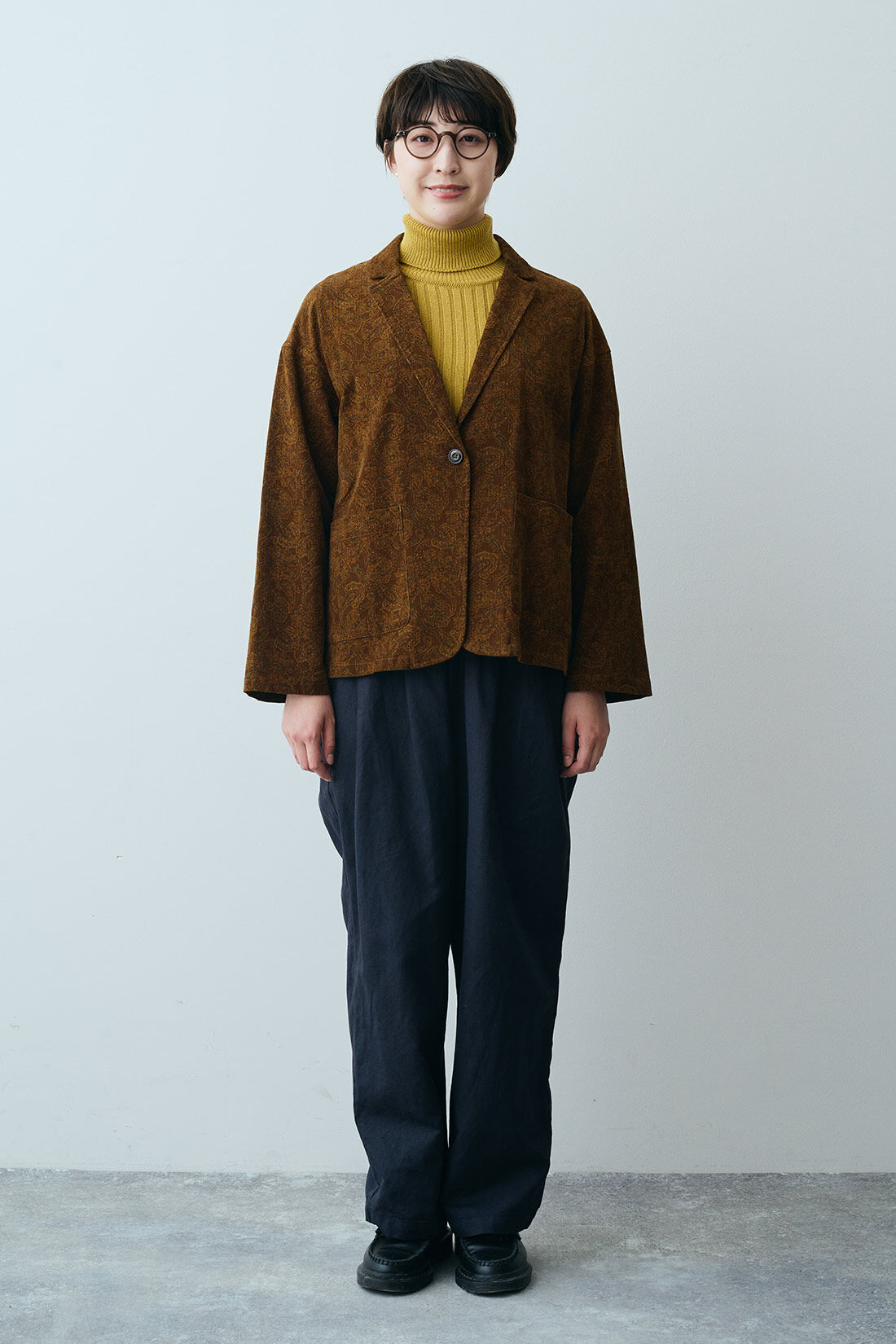 THREE FIFTY STANDARD|ペイズリー柄の細コールジャケットＢＲ　ＴＦＳとリネン混パンツダークネイビーＴＦＳのコーディネート