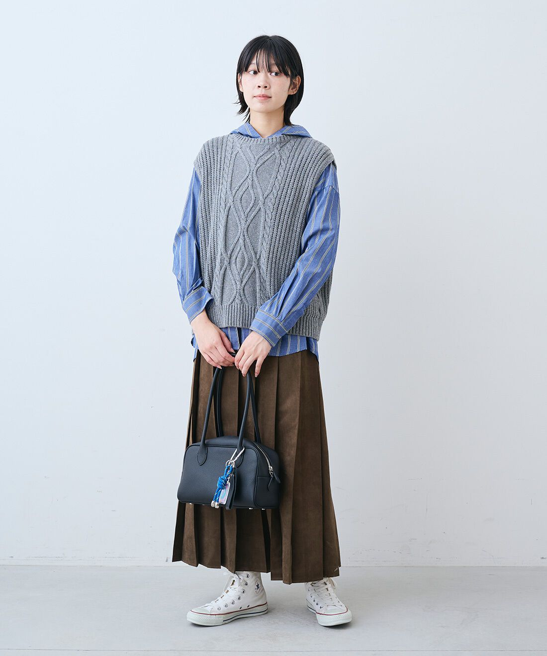 THREE FIFTY STANDARD|ストライプ フーディーシャツ〈ブルー〉とレザーのワイド ボストンバッグ〈ブラック〉とスウェード調プリーツ スカート〈ブラウン〉のコーディネート