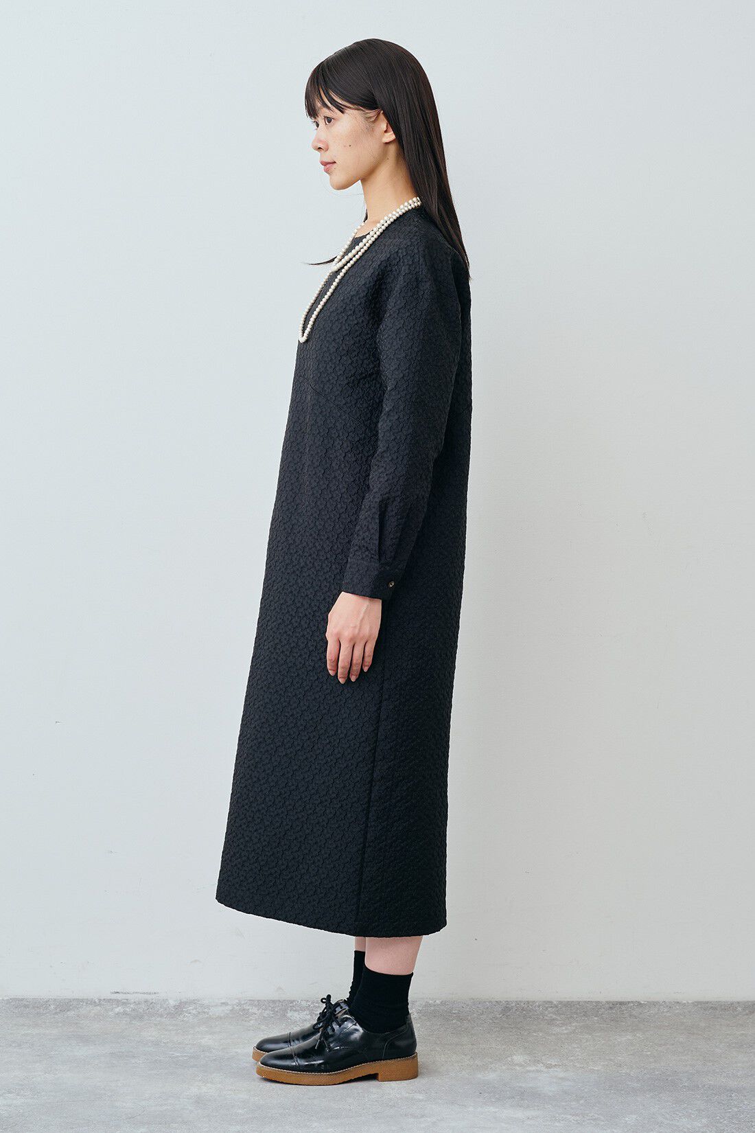 THREE FIFTY STANDARD|小谷実由さんコラボ ジャカード 花柄ワンピース〈ブラック〉と桜の木のウッドパールネックレス TFSのコーディネート THREE FIFTY STANDARD|小谷実由さんコラボ ジャカード 花柄ワンピース〈ブラック〉と桜の木のウッドパールネックレス TFSのコーディネート