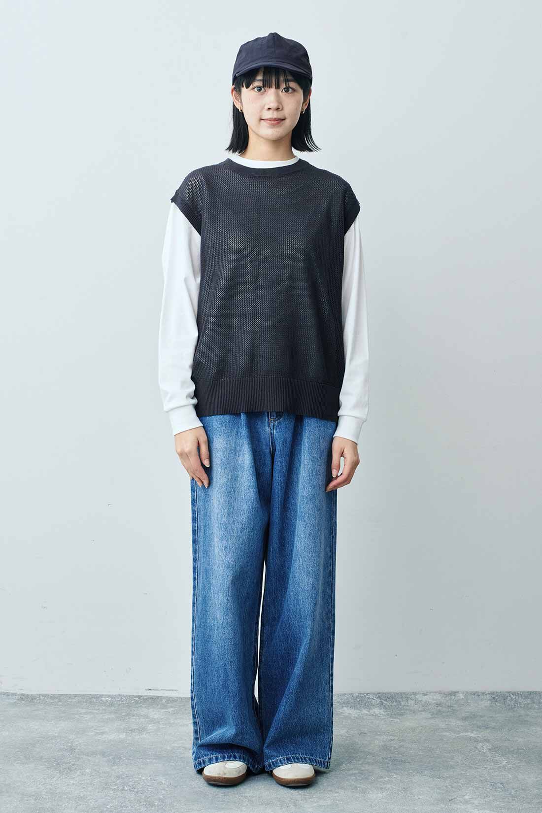 THREE FIFTY STANDARD|綿１００％のロングＴシャツＷＨ　ＴＦＳとタックバギーデニムパンツ　ＴＦＳと金子さんコンパクトキャップＧＹ　ＴＦＳのコーディネート|モデル身長：163cm 着用サイズ：M