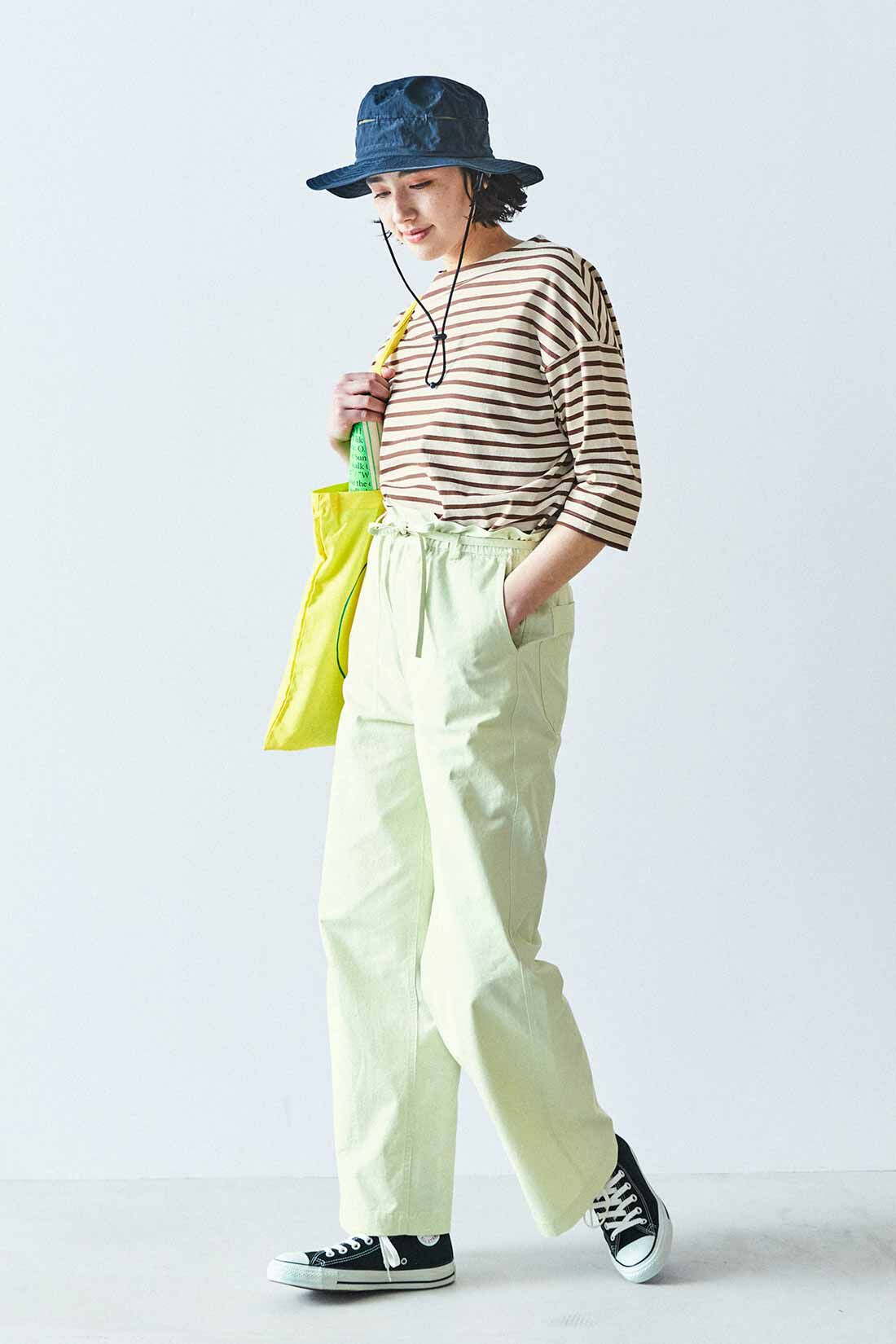 THREE FIFTY STANDARD|THREE FIFTY STANDARD ドロップショルダーのボーダーTシャツの会|こっくりとしたモカブラウンに、パンツのフレッシュなグリーンの色味が好相性。アクティブに過ごしたい休日に。