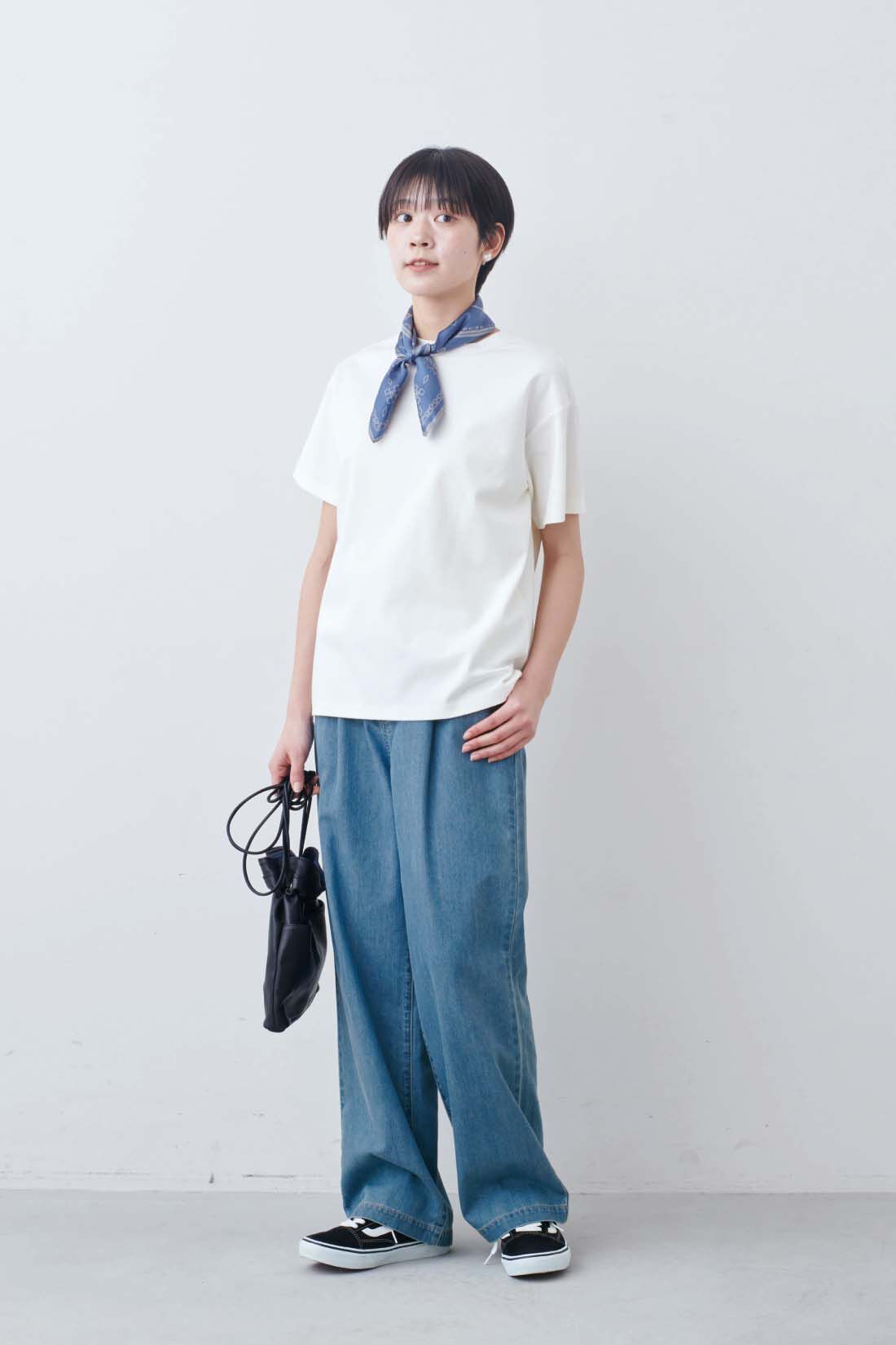 THREE FIFTY STANDARD|THREE FIFTY STANDARD　ライトデニムのタックワイドパンツ|モデル身長：163cm　着用サイズ：M