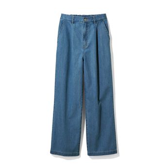ライトデニムのタックワイドパンツ