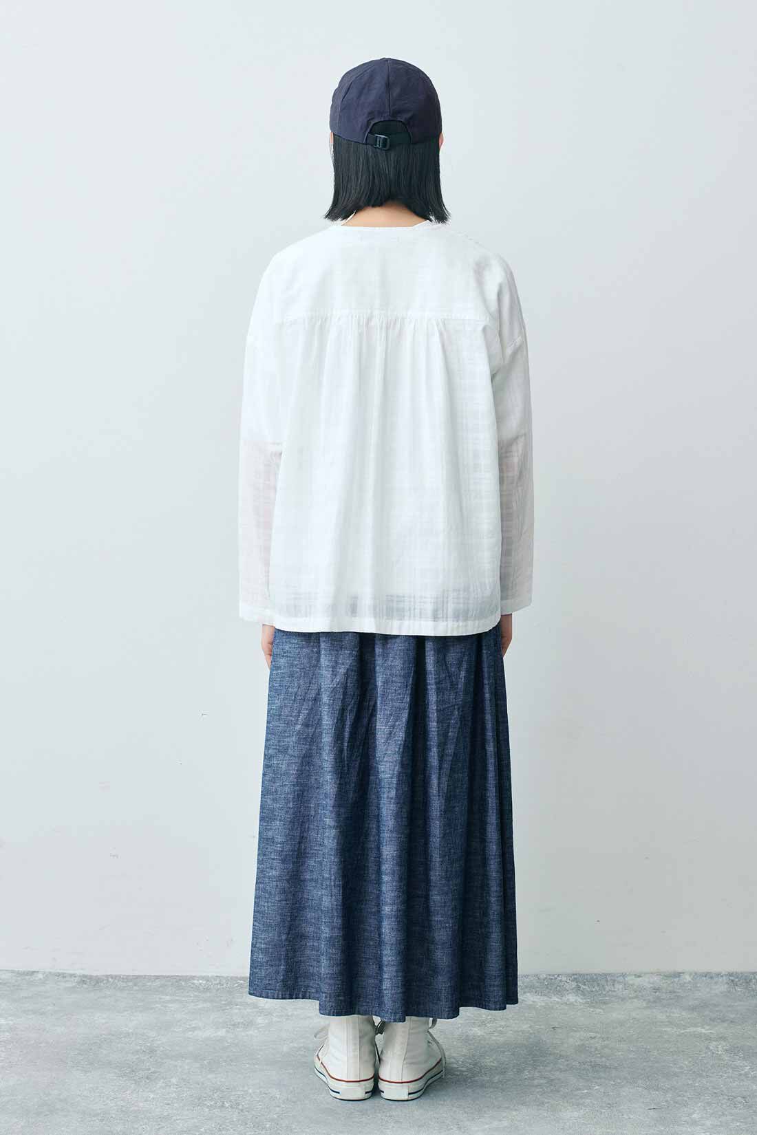 THREE FIFTY STANDARD|金子さんコットンカーディガンＷＨ　ＴＦＳとインディゴブルーのギャザースカート　ＴＦＳと金子さんコンパクトキャップＧＹ　ＴＦＳのコーディネート|モデル身長：163cm 着用サイズ：M